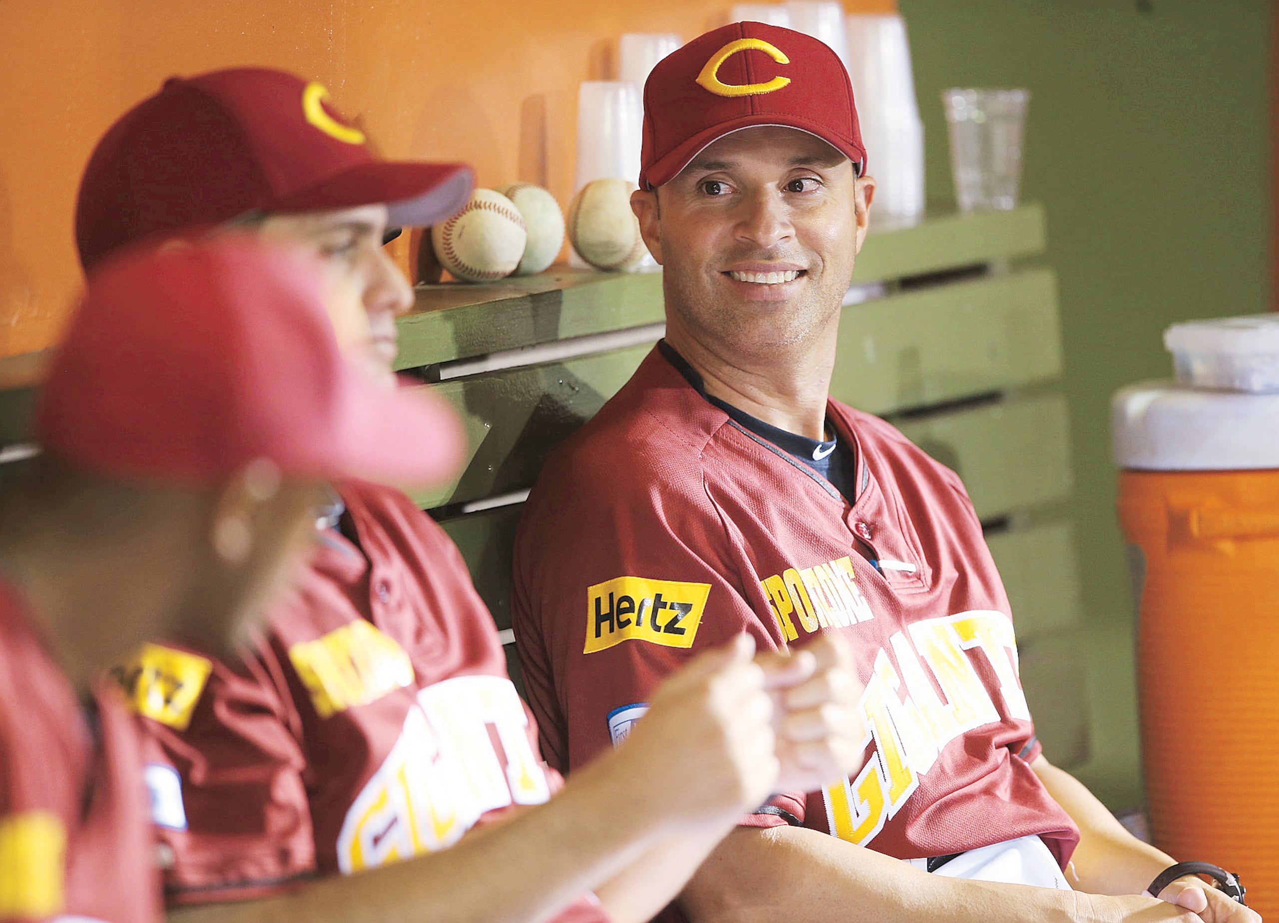 El ahora dirigente de los Mets, Carlos Mendoza, al centro, comparte aquí en el dugout de los Gigantes de Carolina con el ahora dirigente de los Astros, Josué Espada, en la temporada 2014-15 de la LBPRC.