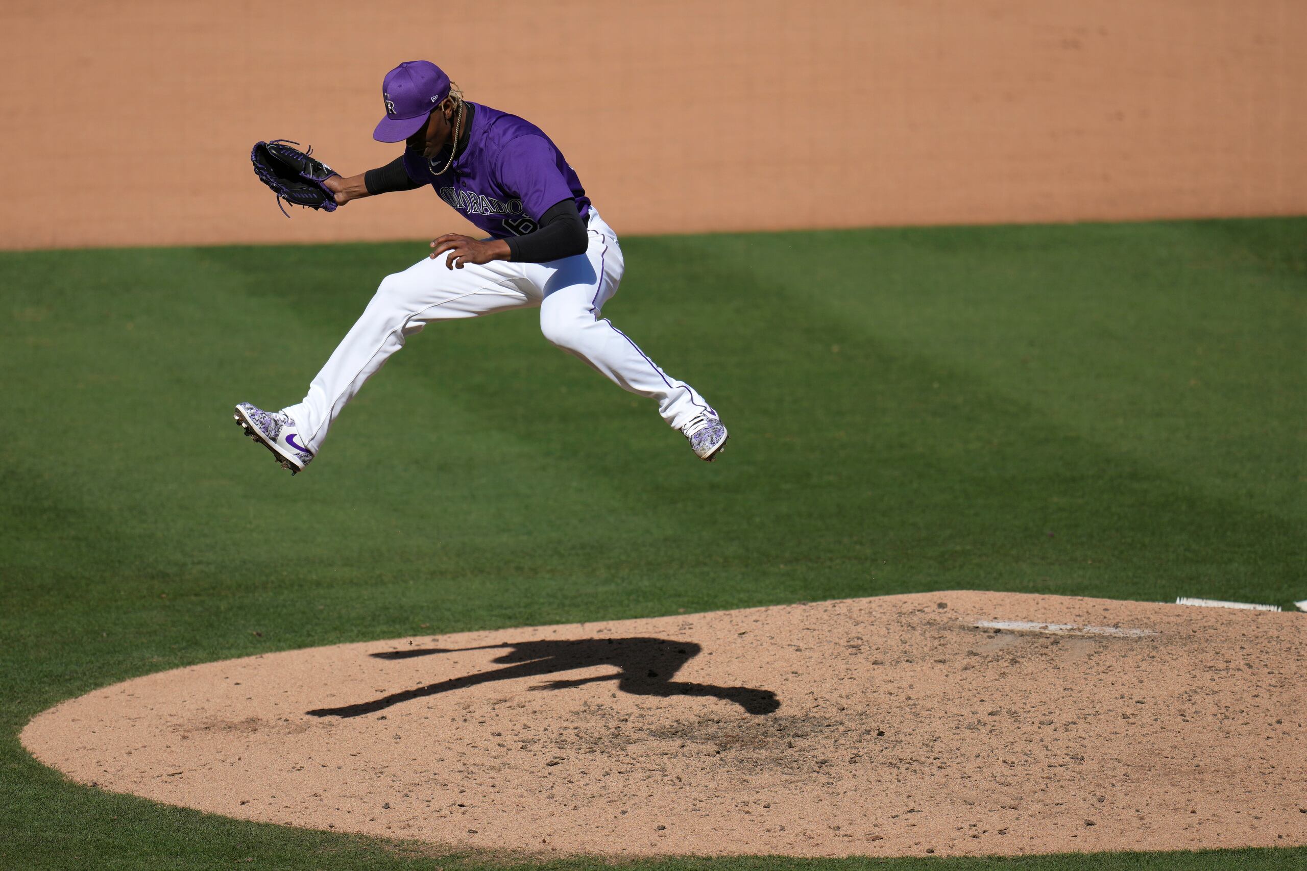 El lanzador dominicano de los Rockies de Colorado, Jefry Yan, celebra un ponche ante Jacob Nottingham de los Mariners de Seattle en el encuentro de los entrenamientos de primavera el domingo 2 de marzo del 2025.