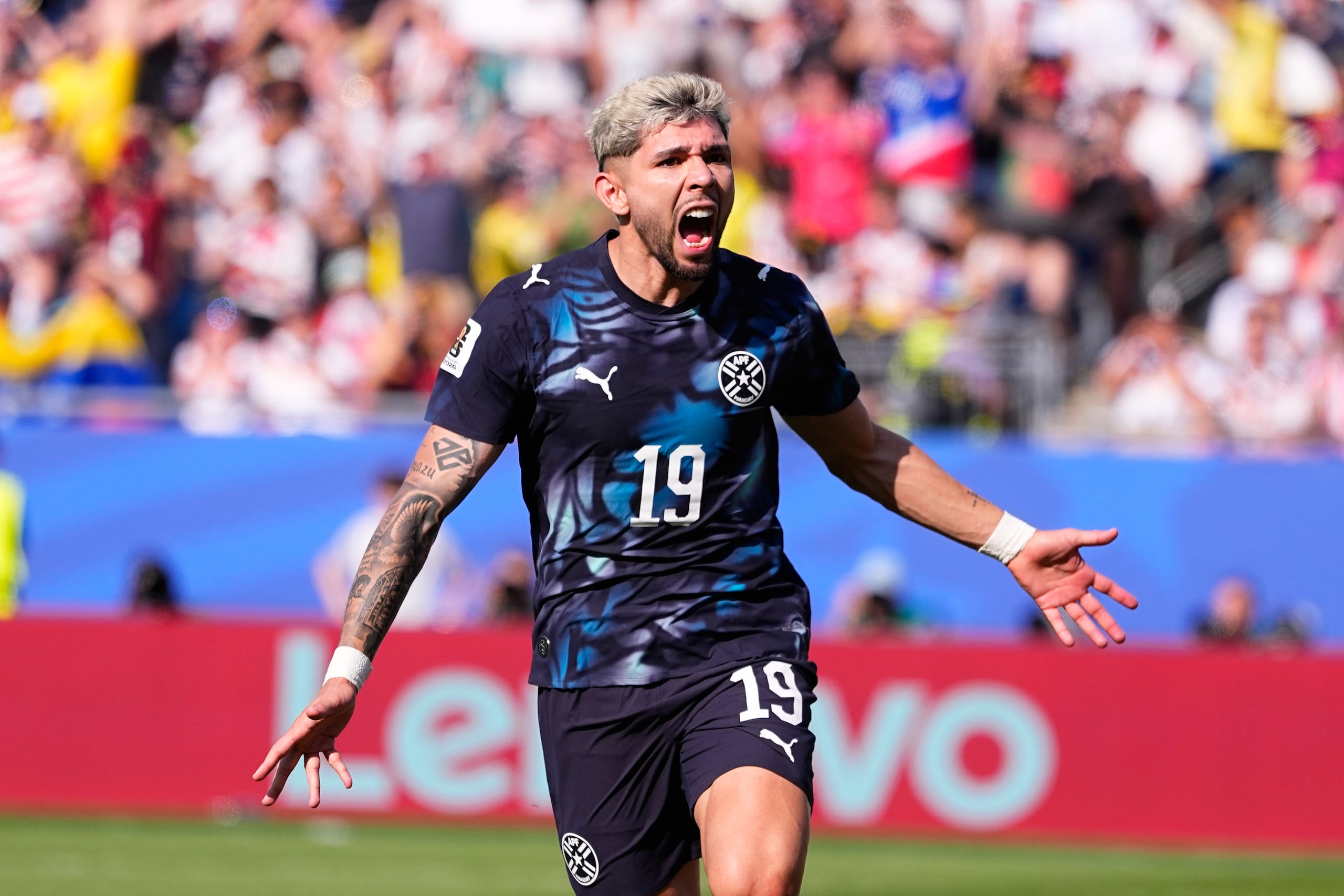 Julio Enciso celebra tras anotar un gol para Paraguay en el partido contra Alemania.