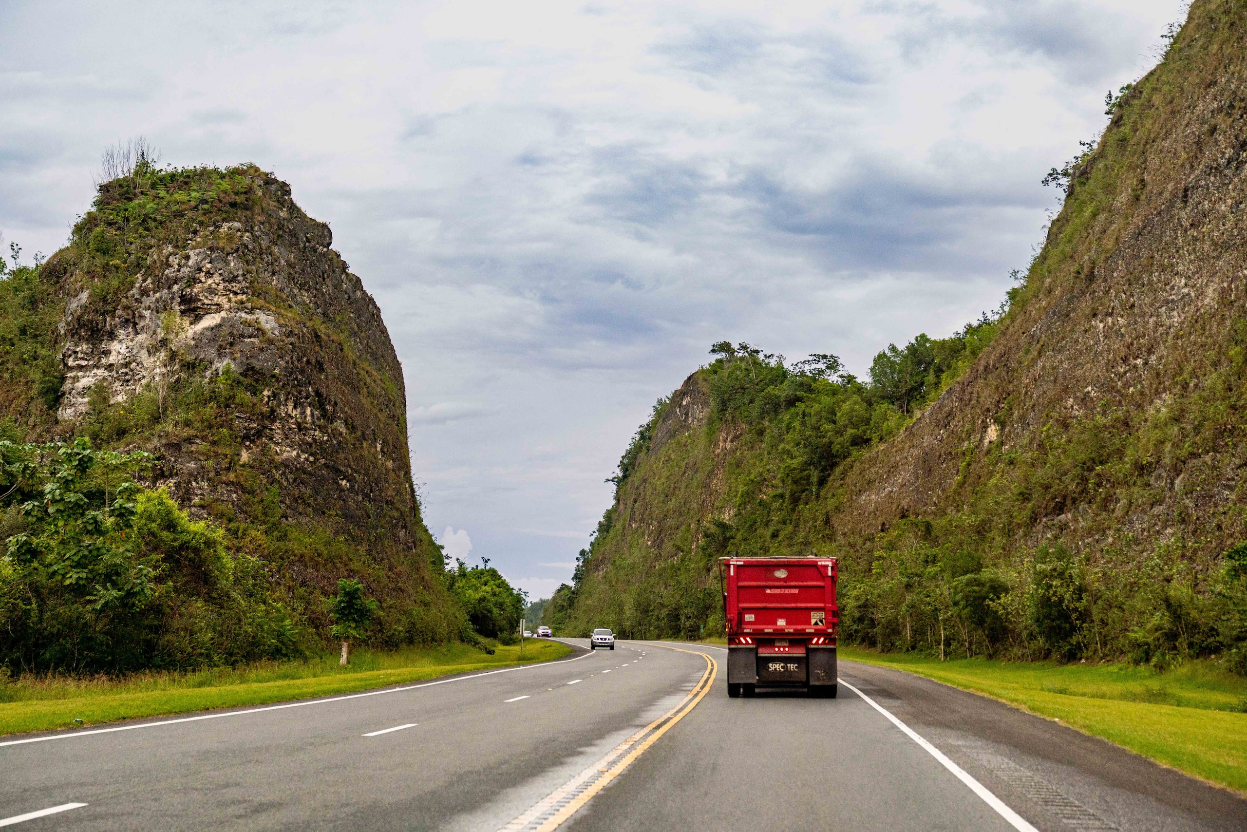 Durante la tarde, se espera el desarrollo de aguaceros más localizados y de corta duración, principalmente sobre el interior y el oeste de Puerto Rico.