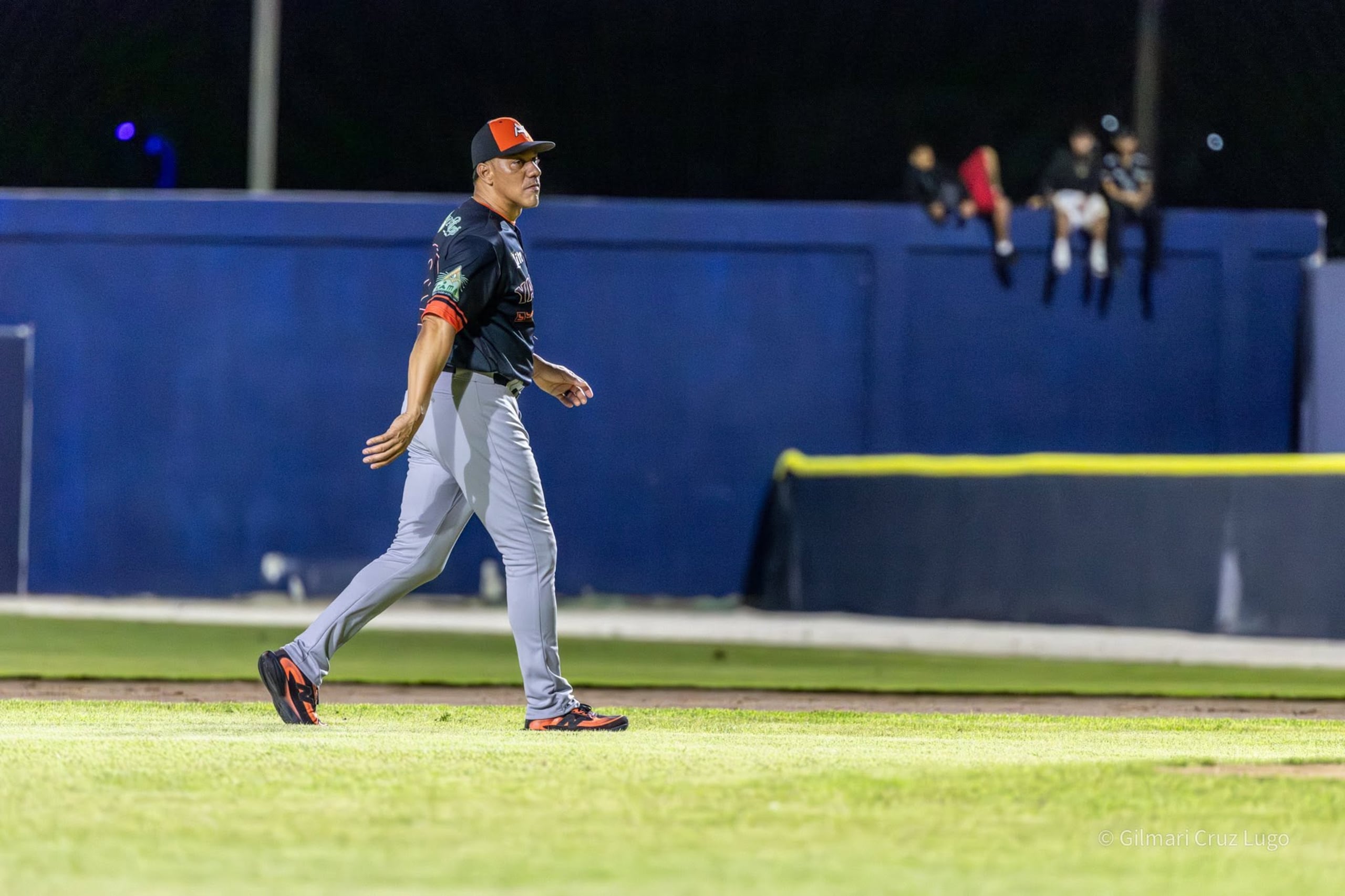 Juan "Igor" González al mano de los Azucareros.