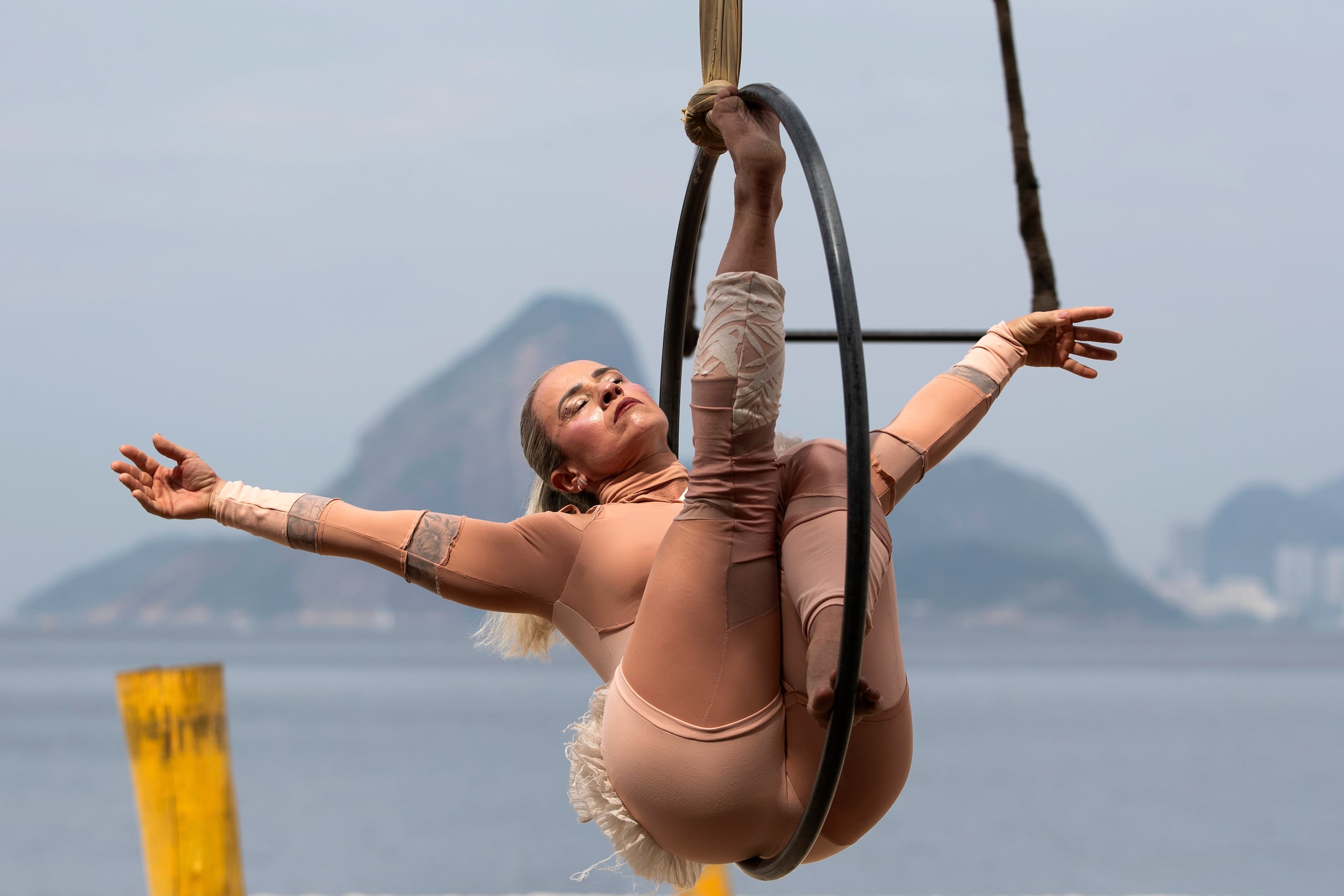 Parte del espectáculo creado como sanación contra la violencia de género, en la playa Icarai en Niteroi, estado de Río de Janeiro, Brasil, el 18 de octubre del 2025. (AP foto/Bruna Prado)