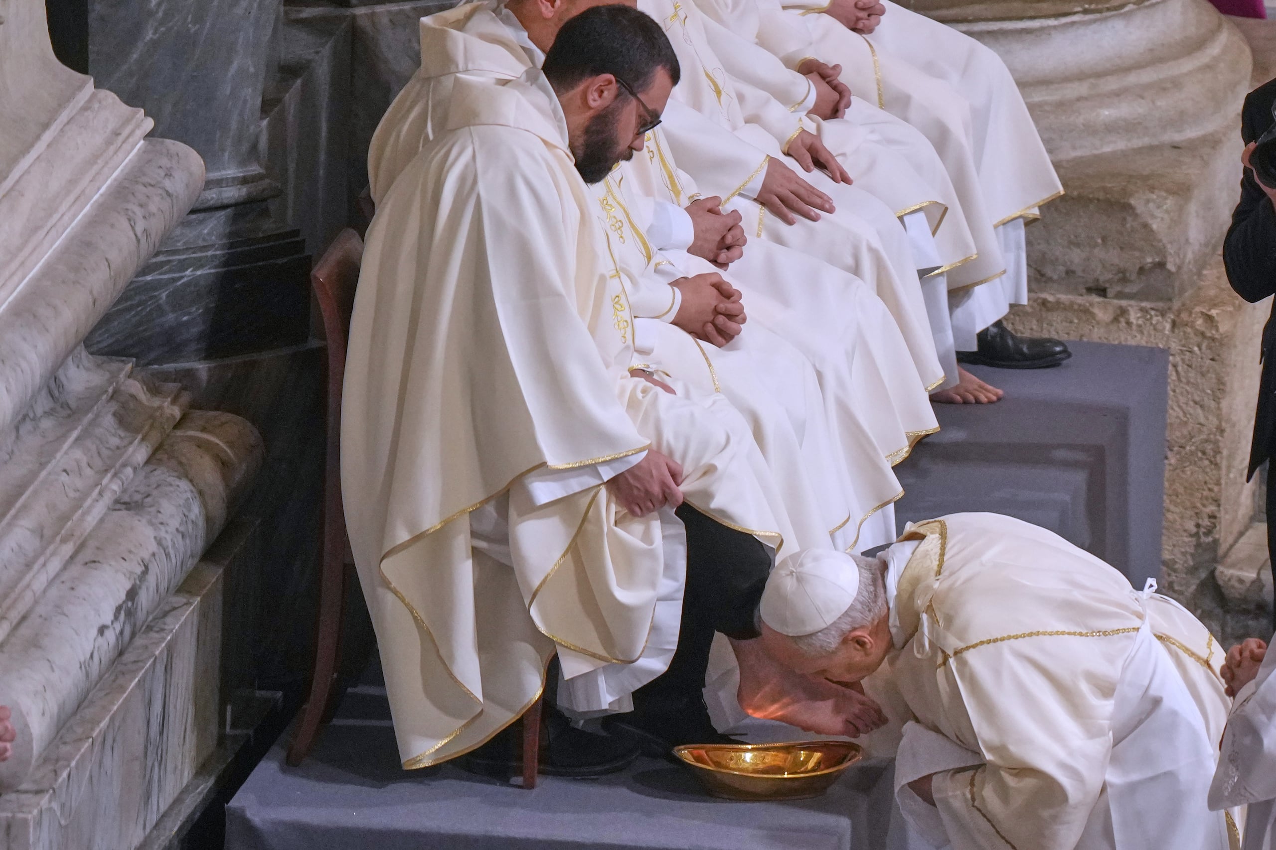 El papa León XIV lava y besa los pies de 12 sacerdotes en el Jueves Santo, en la Basílica de San Juan de Letrán, en Roma, jueves 2 de abril de 2026. (Foto AP/Andrew Medichini)