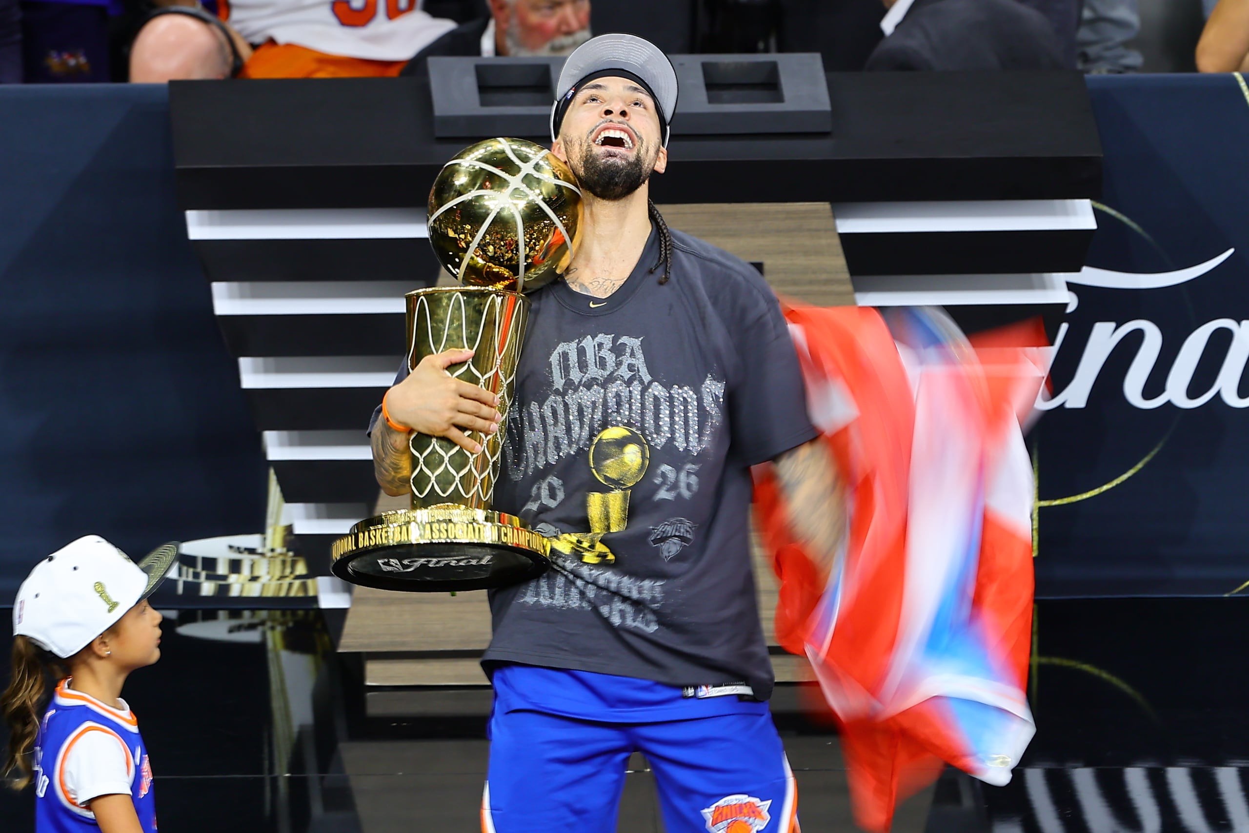 El puertorriqueño José Alvarado celebra después de ganar el campeonato de la NBA con los Knicks de Nueva York.