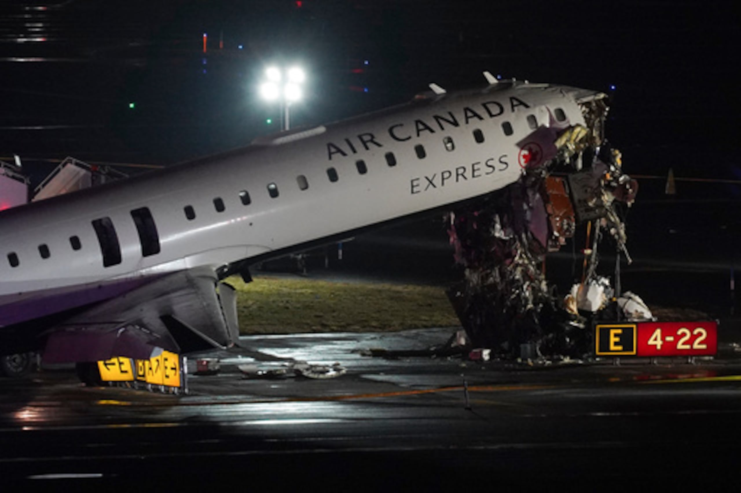 Un avión de Air Canada permanece en la pista del aeropuerto de LaGuardia, el lunes 23 de marzo de 2026, tras colisionar con un vehículo de rescate y extinción de incendios de la Autoridad Portuaria después de aterrizar en Nueva York. (AP Photo/Ryan Murphy)