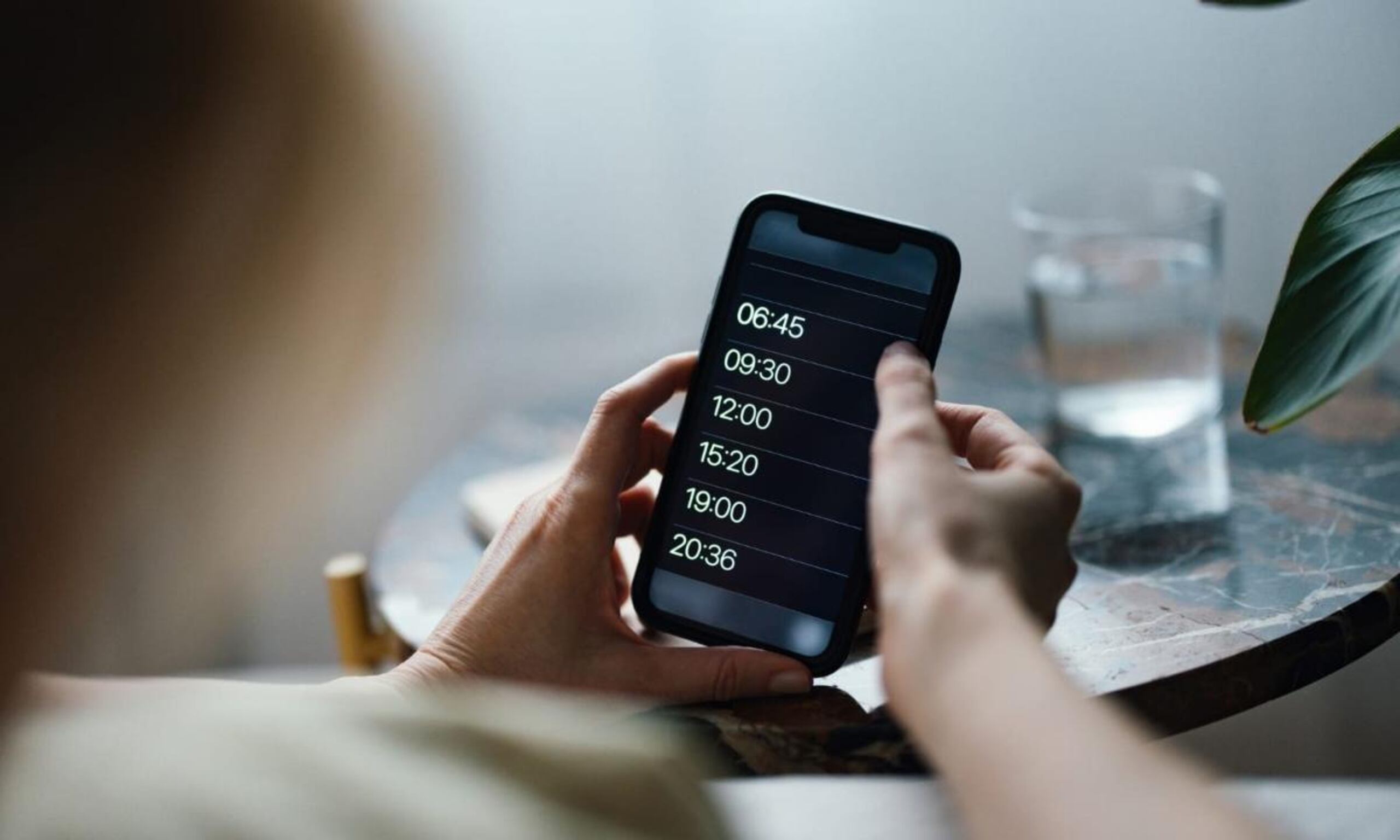Las alarmas pueden ayudarle a despertarse a una hora específica.