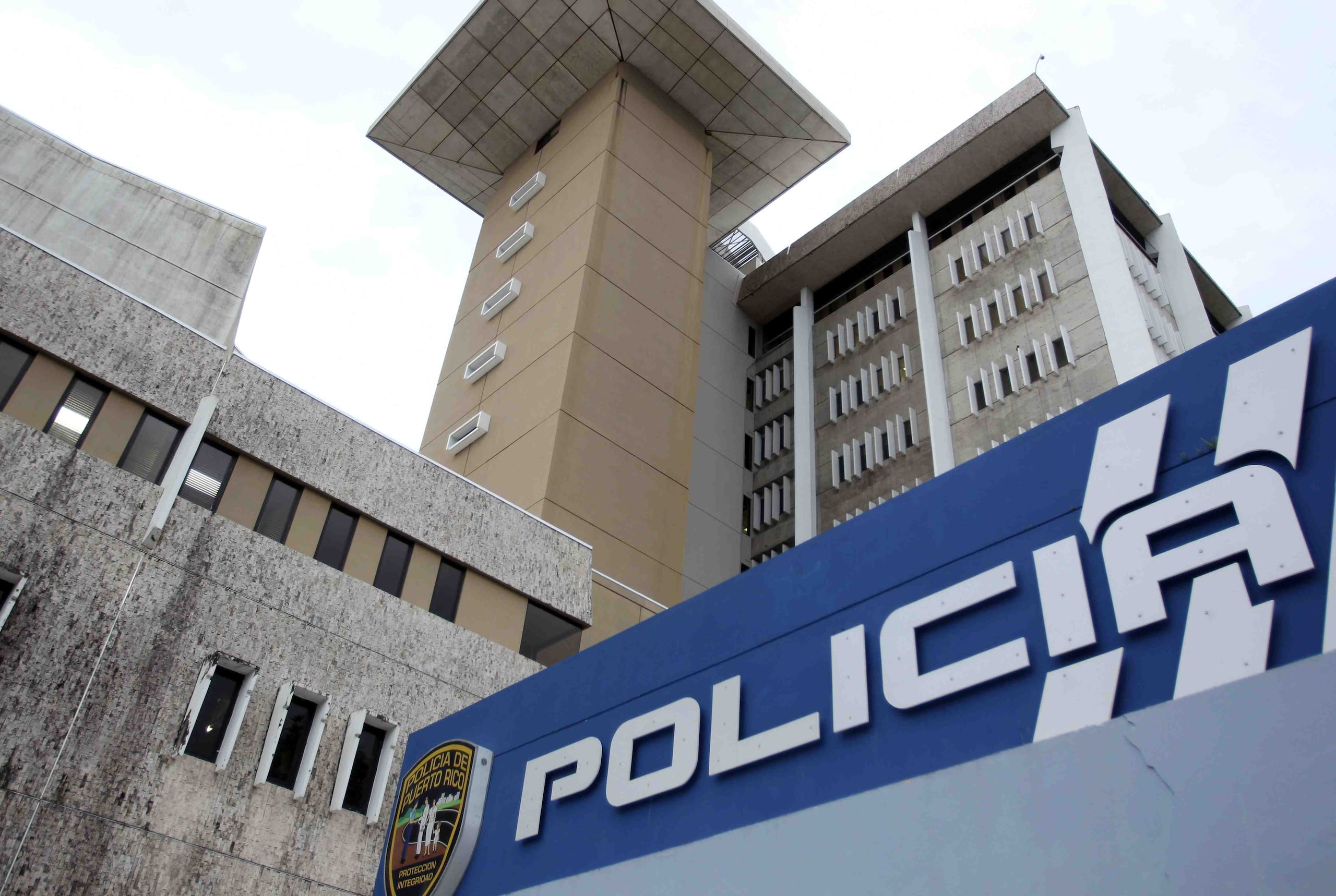 La Policía describió a los asaltantes como de 5’7 a 6’0 de estatura, usaban máscaras, guantes y abrigos negro, blanco y gris. (GFR Media)