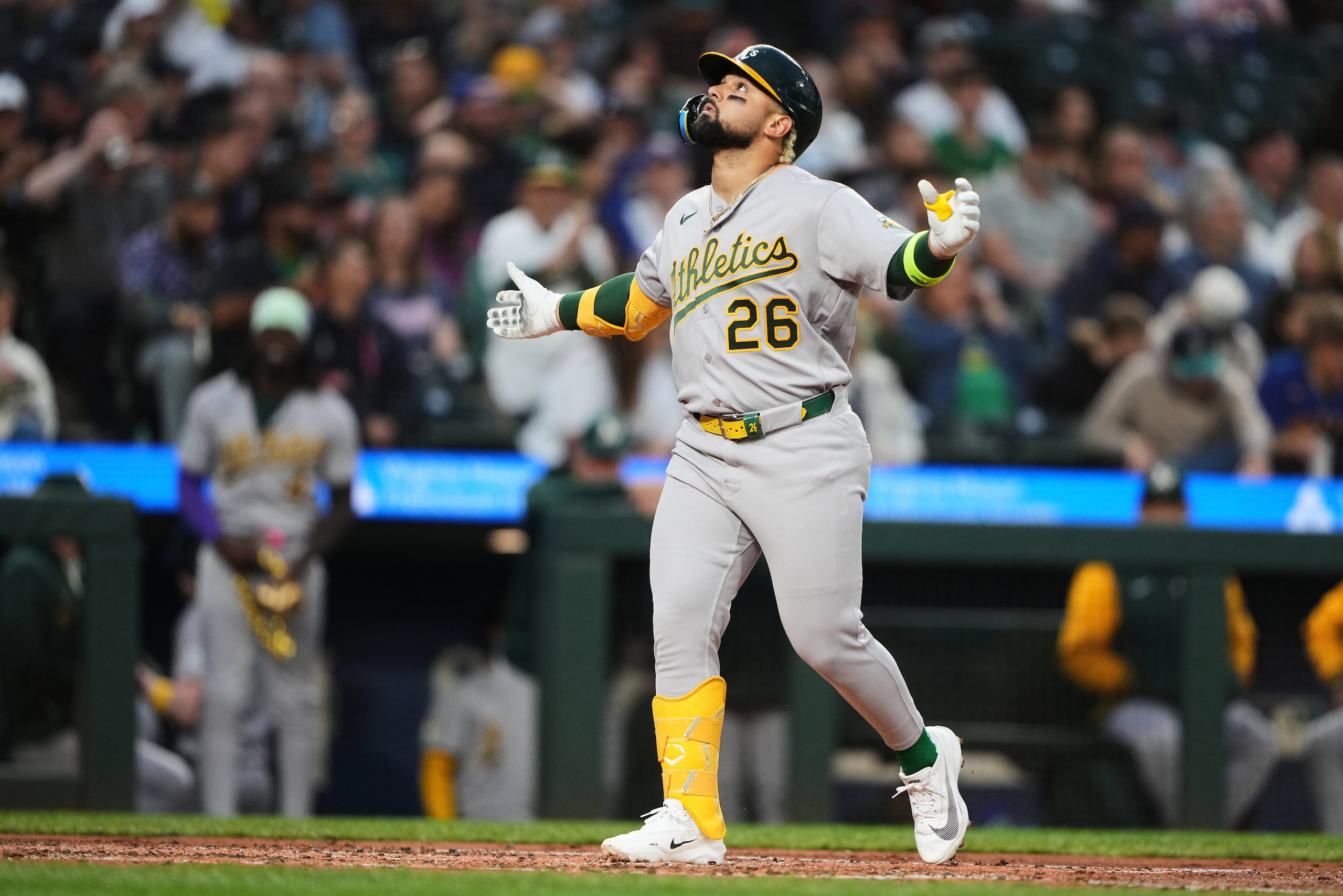 Carlos Cortés luego de conectar un jonrón en la cuarta entrada.