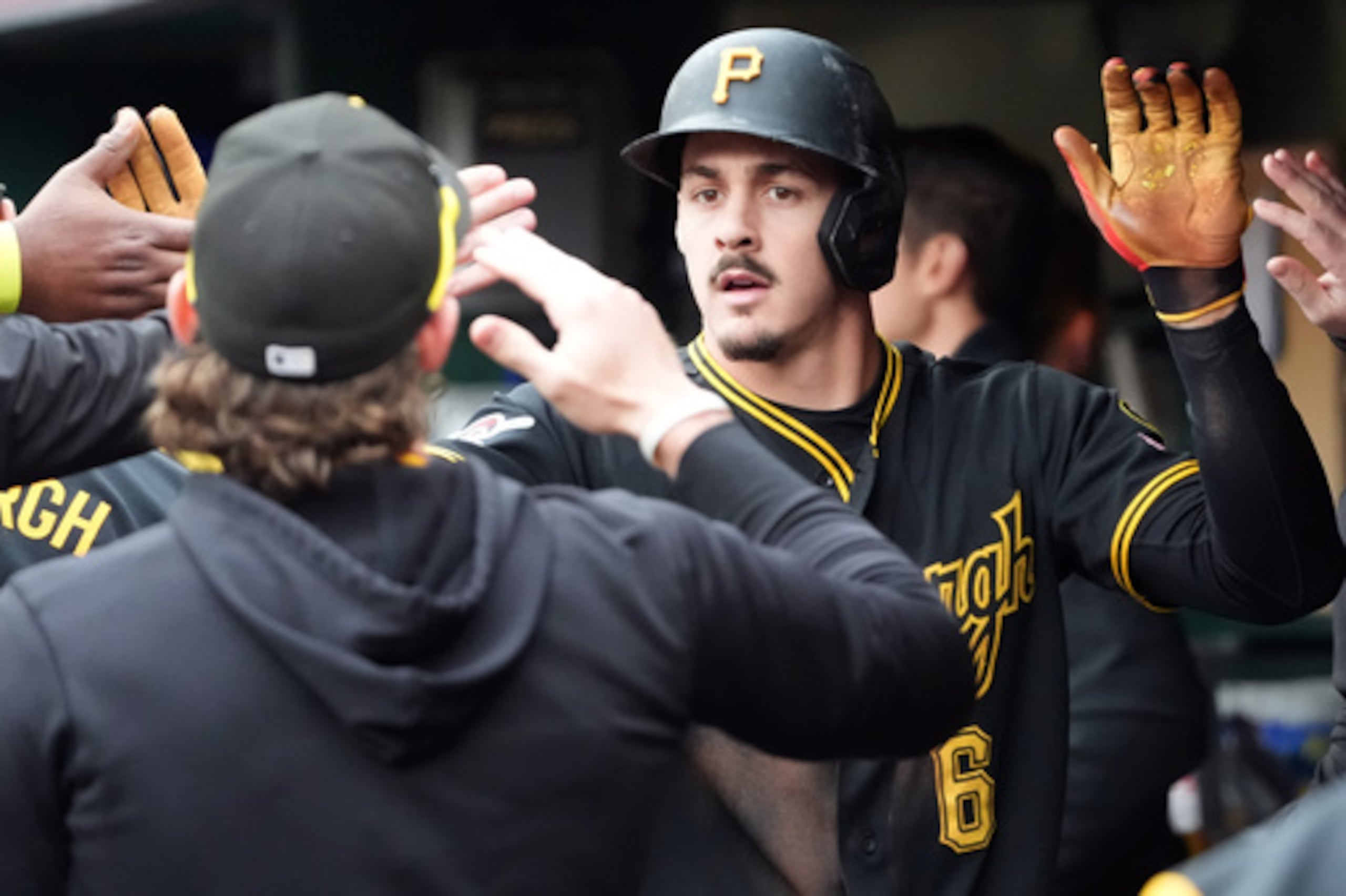 Konnor Griffin de los Piratas de Pittsburgh es saludado por sus compañeros después de anotar en un sencillo de Oneil Cruz contra los Rojos de Cincinnati en la cuarta entrada de un partido de béisbol en Pittsburgh, el sábado 2 de mayo de 2026. (AP Photo/Tom E. Puskar)
