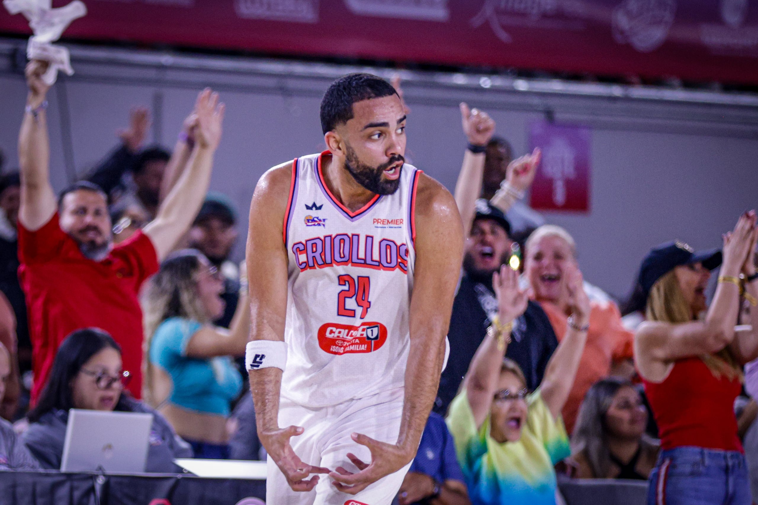 Christian "Cuco" López, de los Criollos de Caguas, celebra tras anotar un triple frente a los Osos de Manatí.