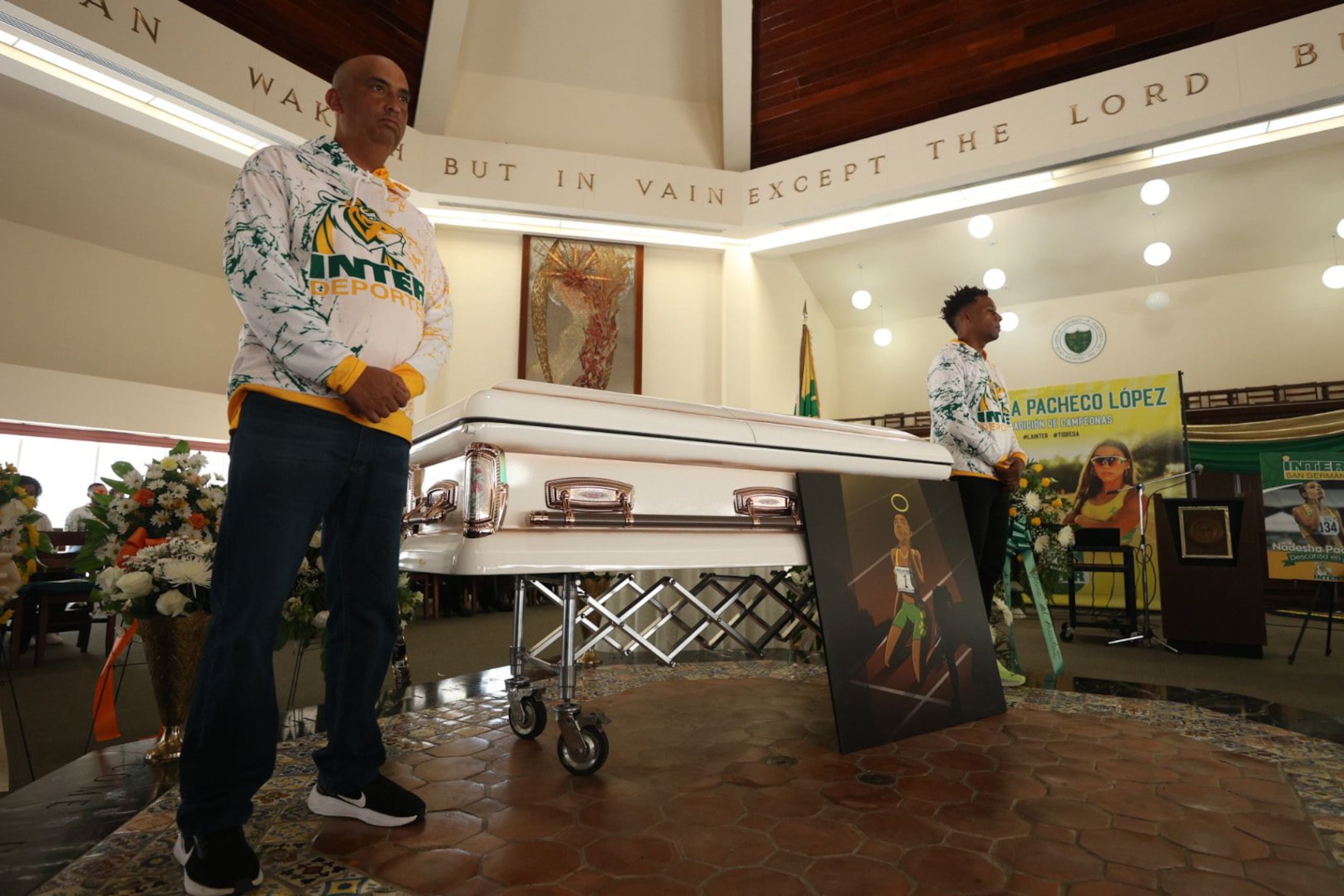 Miembros de la comunidad universitaria rindieron una guardia de honor frente al féretro de la joven y se realizó la ceremonia de las flores, para rendirle homenaje y mostrar respeto a la familia de Nadesha.