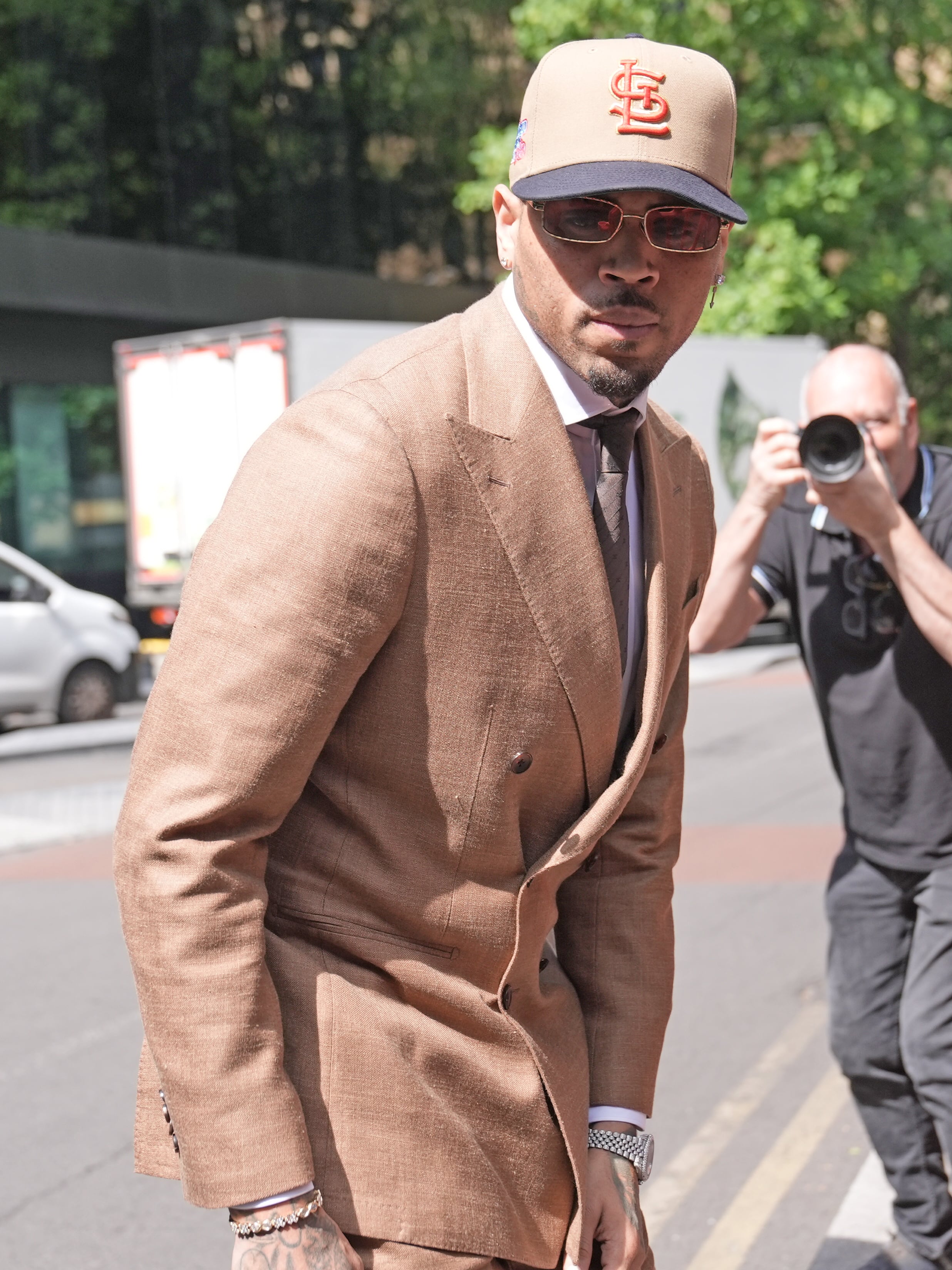 Imagen de la cobertura de: Chris Brown se declara culpable por agresión en una discoteca de Londres