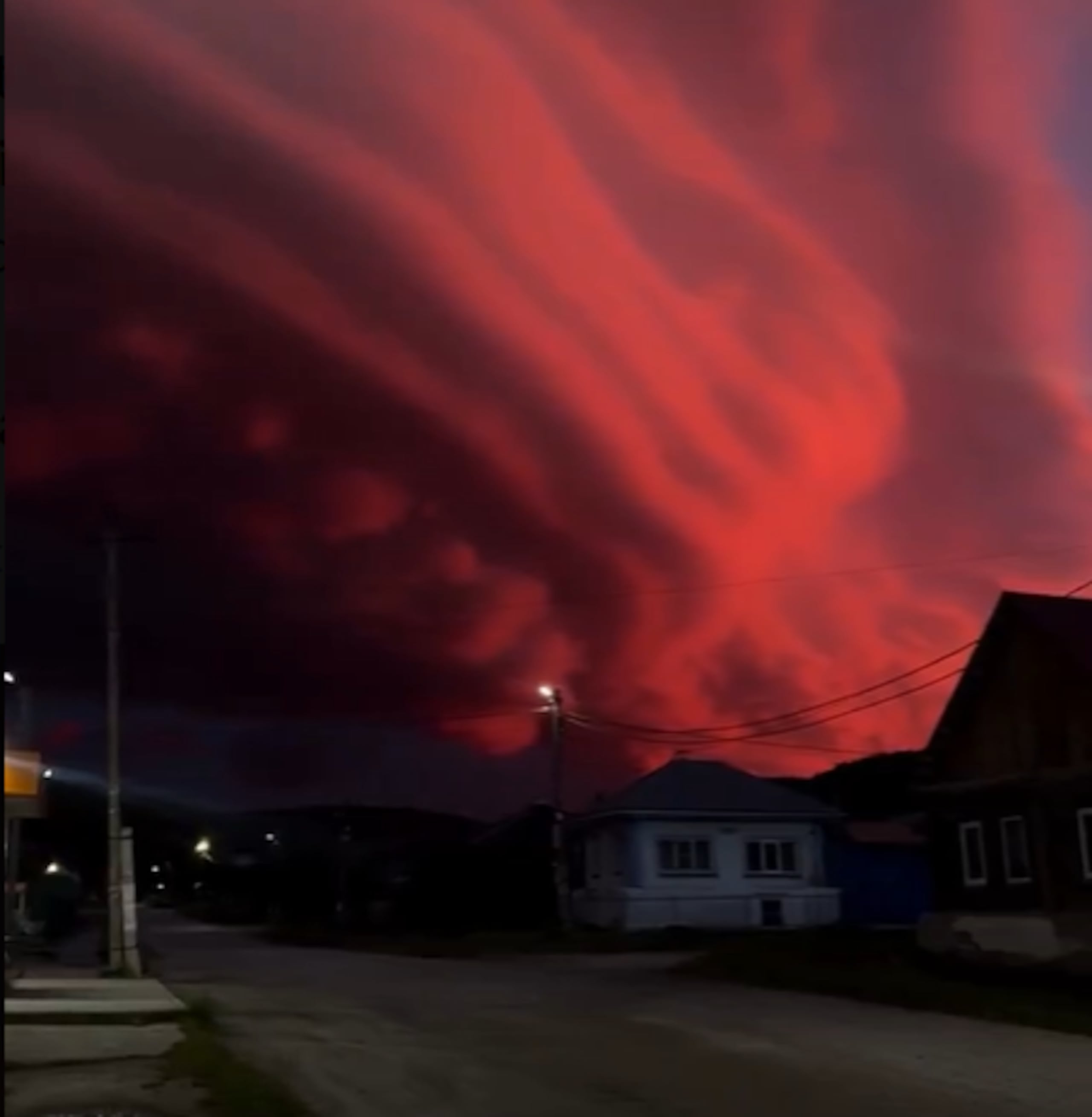 La intensa coloración del cielo llamó la atención de miles de personas.