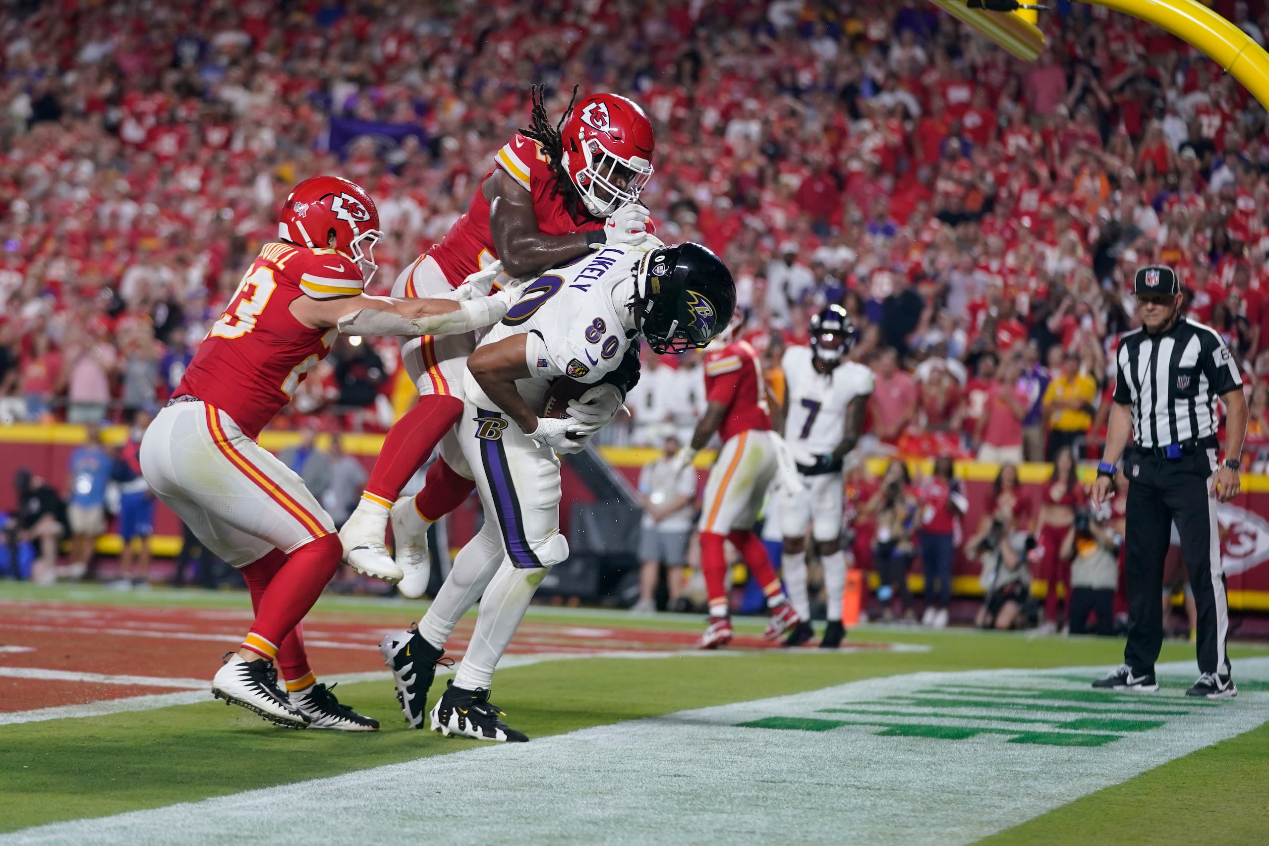 Isaiah Likely, tight end de los Ravens de Baltimore, pisa apenas fuera del terreno en un intento por anotar en la última jugada del partido ante los Chiefs de Kansas City.