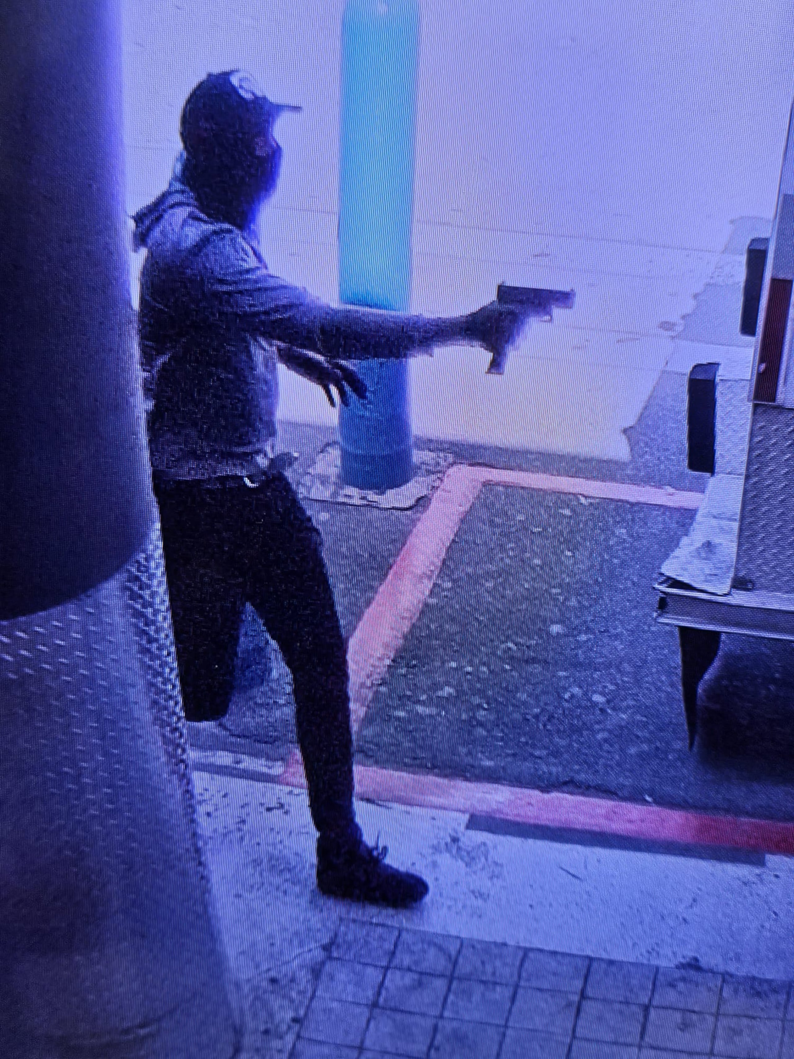 Este pistolero es sospechoso de asaltar a un mensajero de la compañía Loomis Fargo a quien le arrebató tras encañonarlo, de unos $69,000.