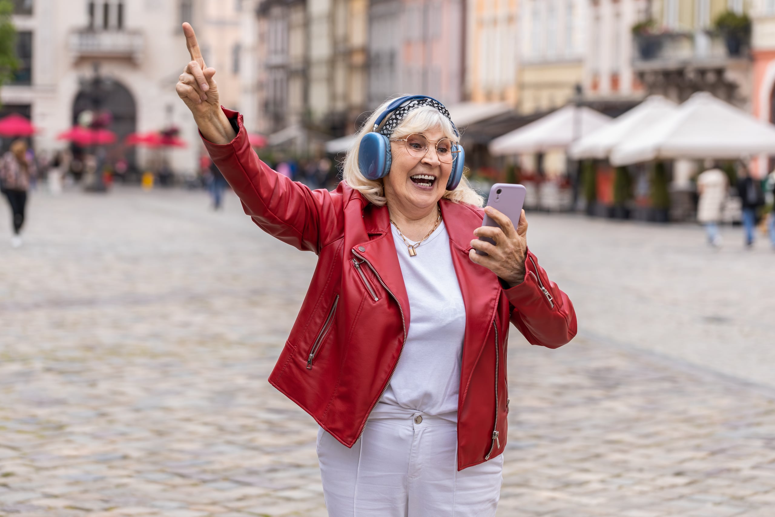 El 41.7% de las personas entre 55 y 64 años prefieren contenido de entretenimiento y comedia, música, turismo, viajes y gastronomía.