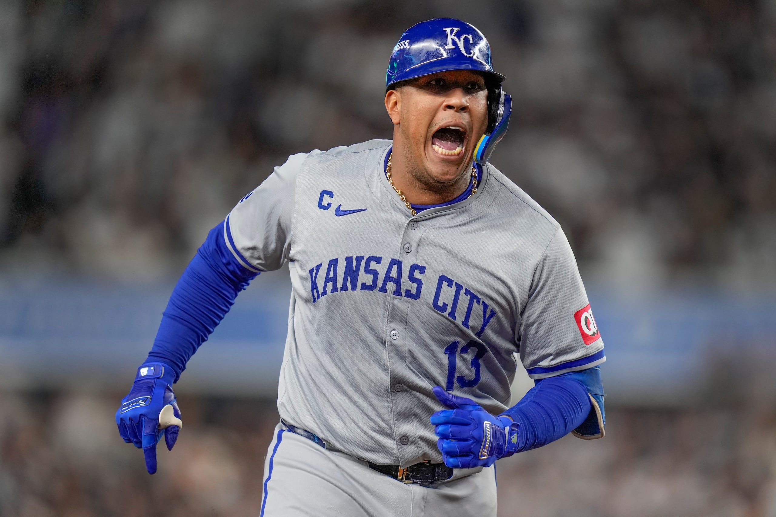 Salvador Pérez después de conectar un cuadrangular frente a los Yankees en el segundo juego de la Serie Divisional.