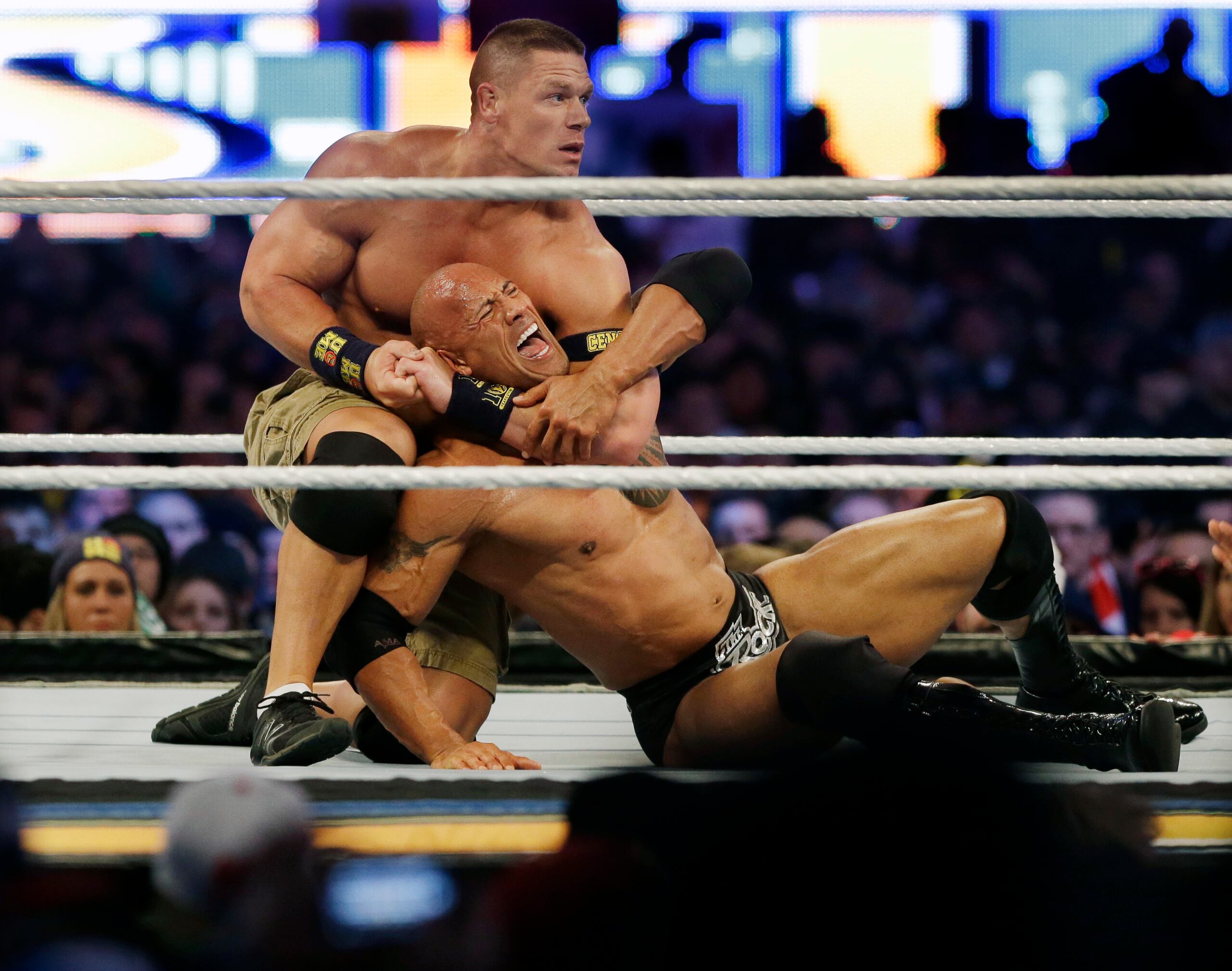 John Cena se desquitó de The Rock en Wrestlemania 29, tras perder ante la también estrella de cine en la vigesimoctava edición.