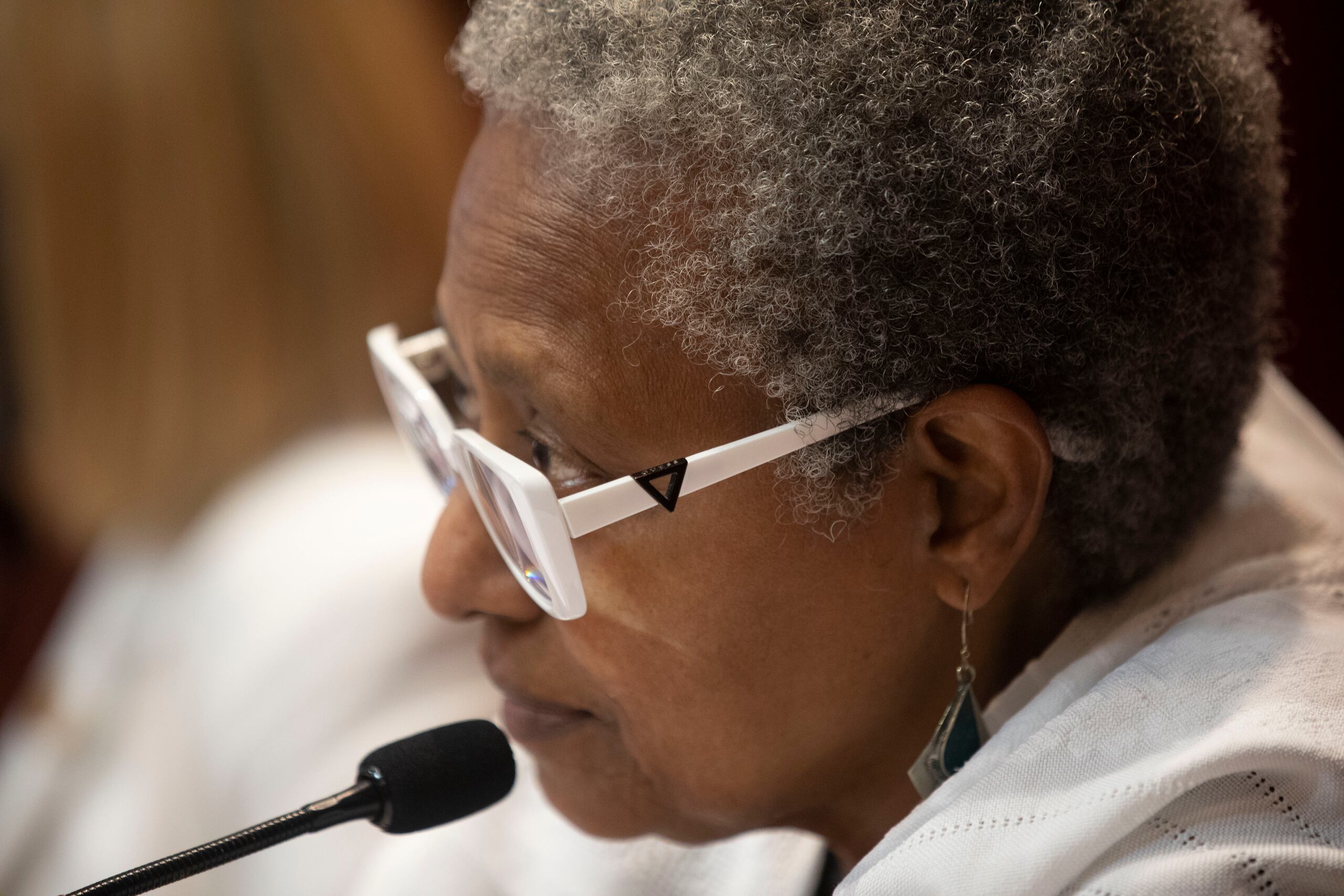 Rivera Lassén sostuvo que la medida de su autoría, busca “garantizar que lo único que determine los tratamientos necesarios para los pacientes, sea el criterio médico; el criterio médico, no el criterio costo efectivo de las aseguradoras.