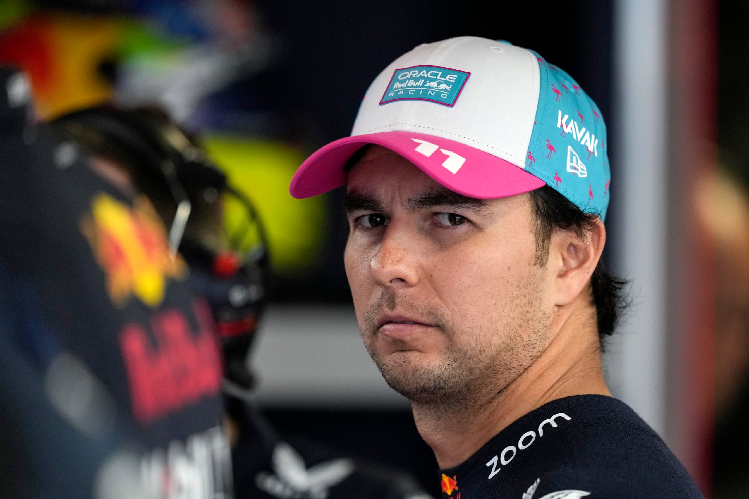 El mexicano Sergio Pérez espera el comienzo del Gran Premio de Miami, el domingo 7 de mayo de 2023