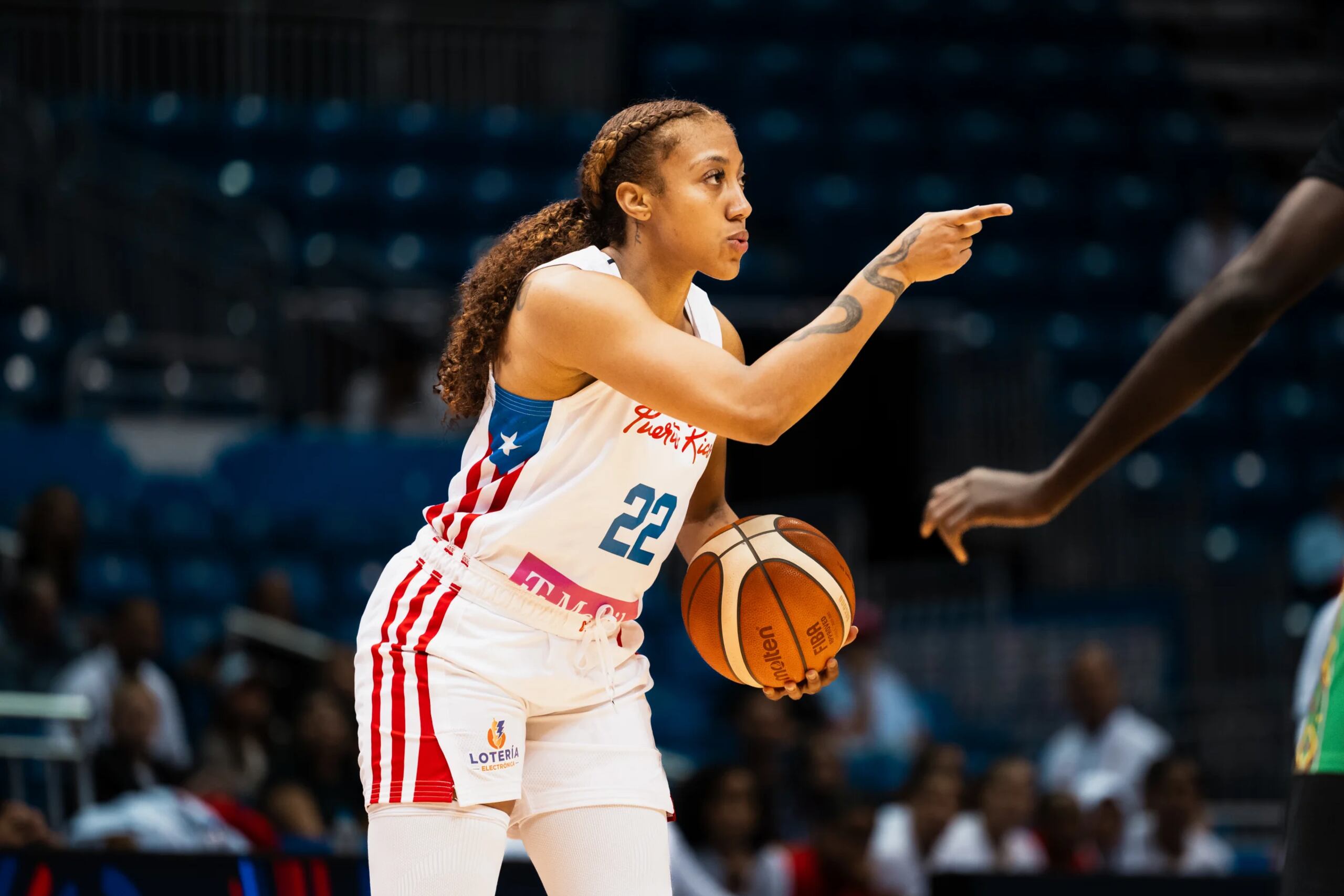 Arella Guirantes con el uniforme boricua.