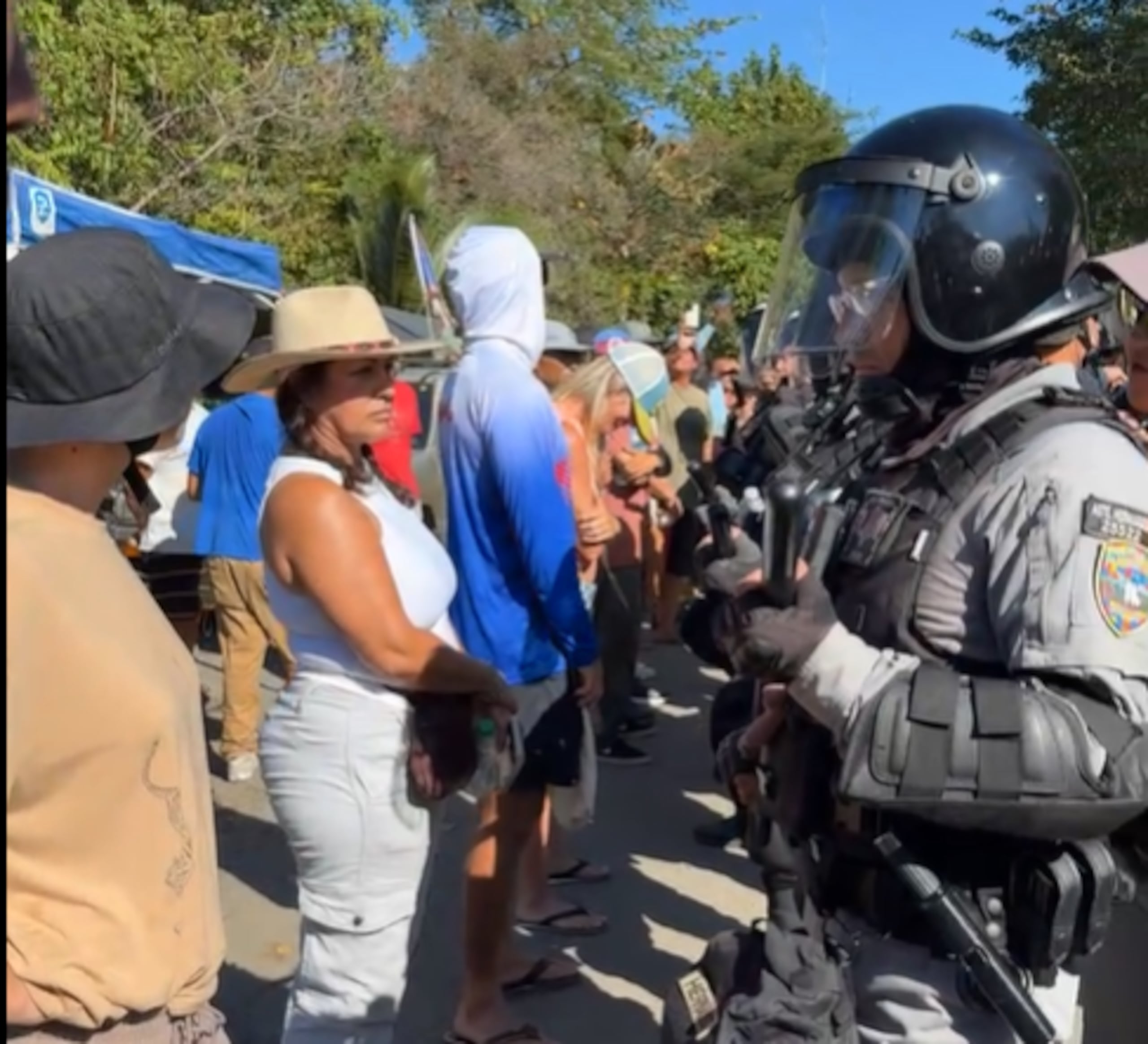 Los detenidos se manifestaban en contra de la construcción de un paseo peatonal y para ciclistas en la zona.