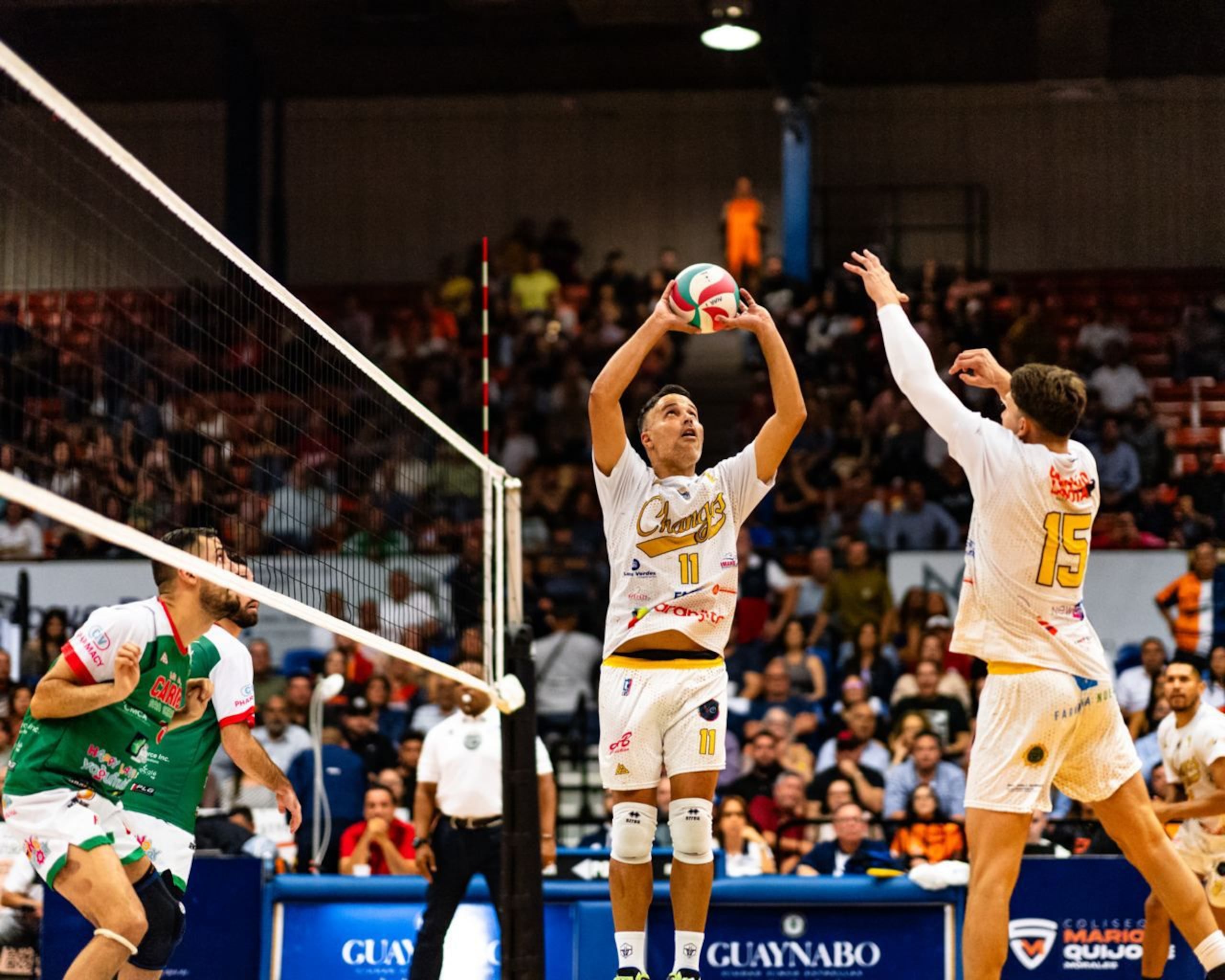 Juanmi Ruiz, número 11, podría ganar su quinto campeonato de la Liga de Voleibol Superior Masculino.