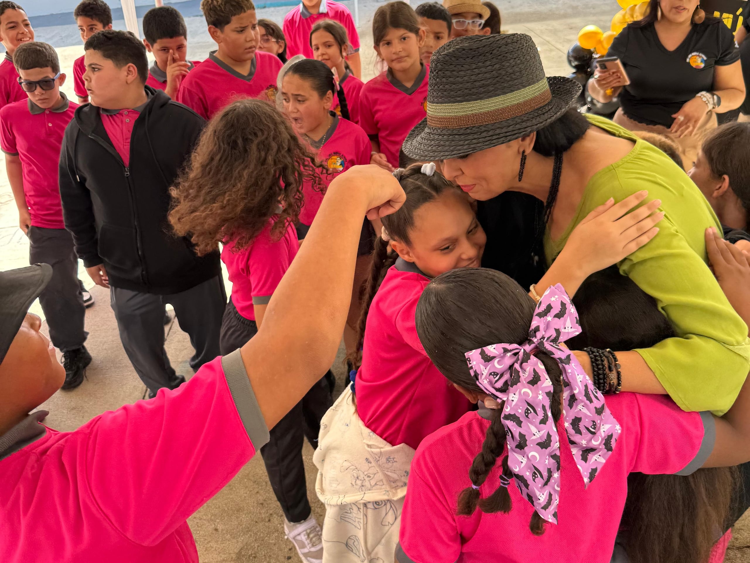La trovadora fue bien recibida en la Escuela Elemental Luis Muñoz Rivera en la "Ciudad Criolla".