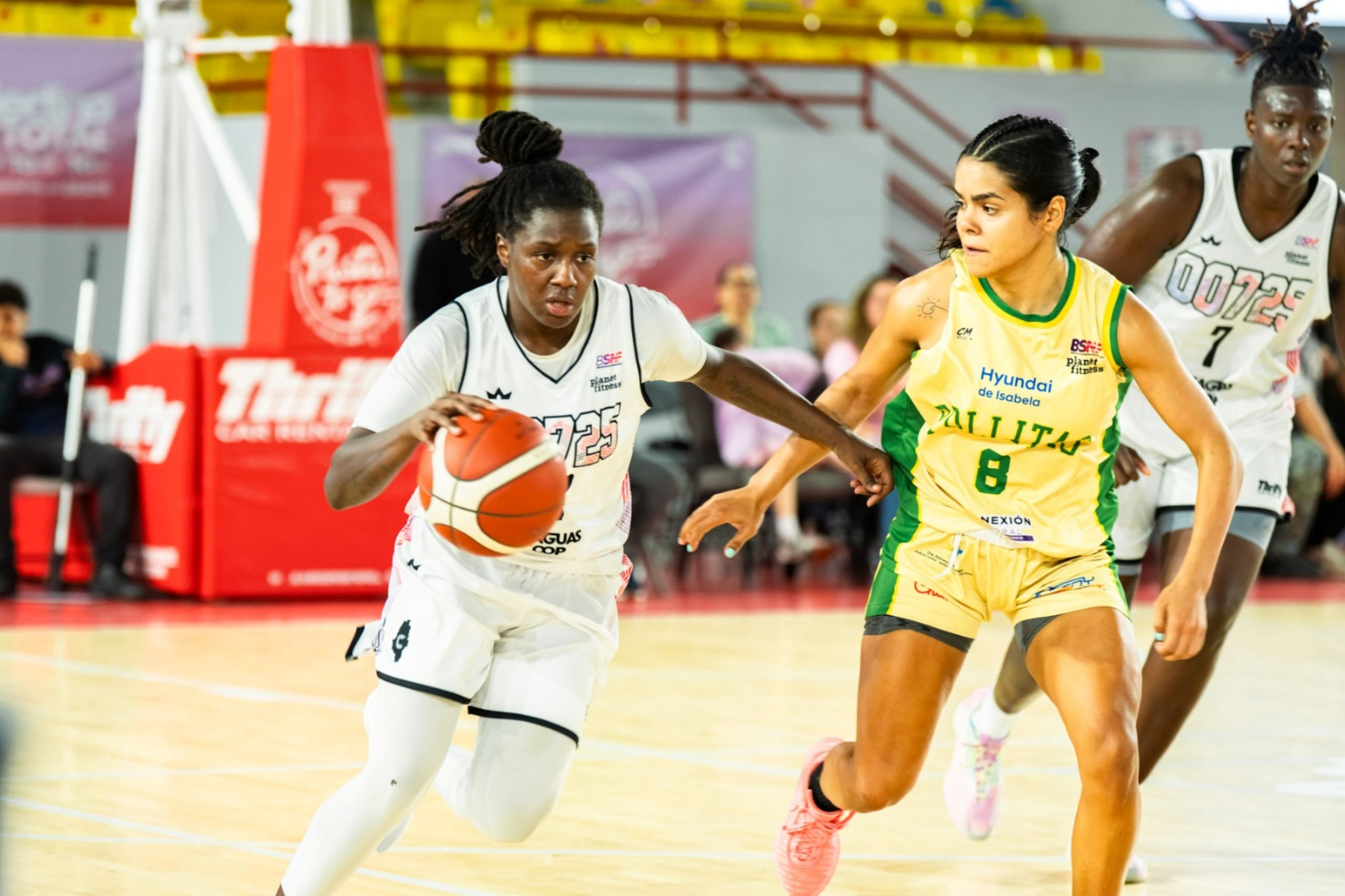 Amanda Paschal (balón en mano), de las Criollas de Caguas, y Nina de León de las Pollitas de Isabela.