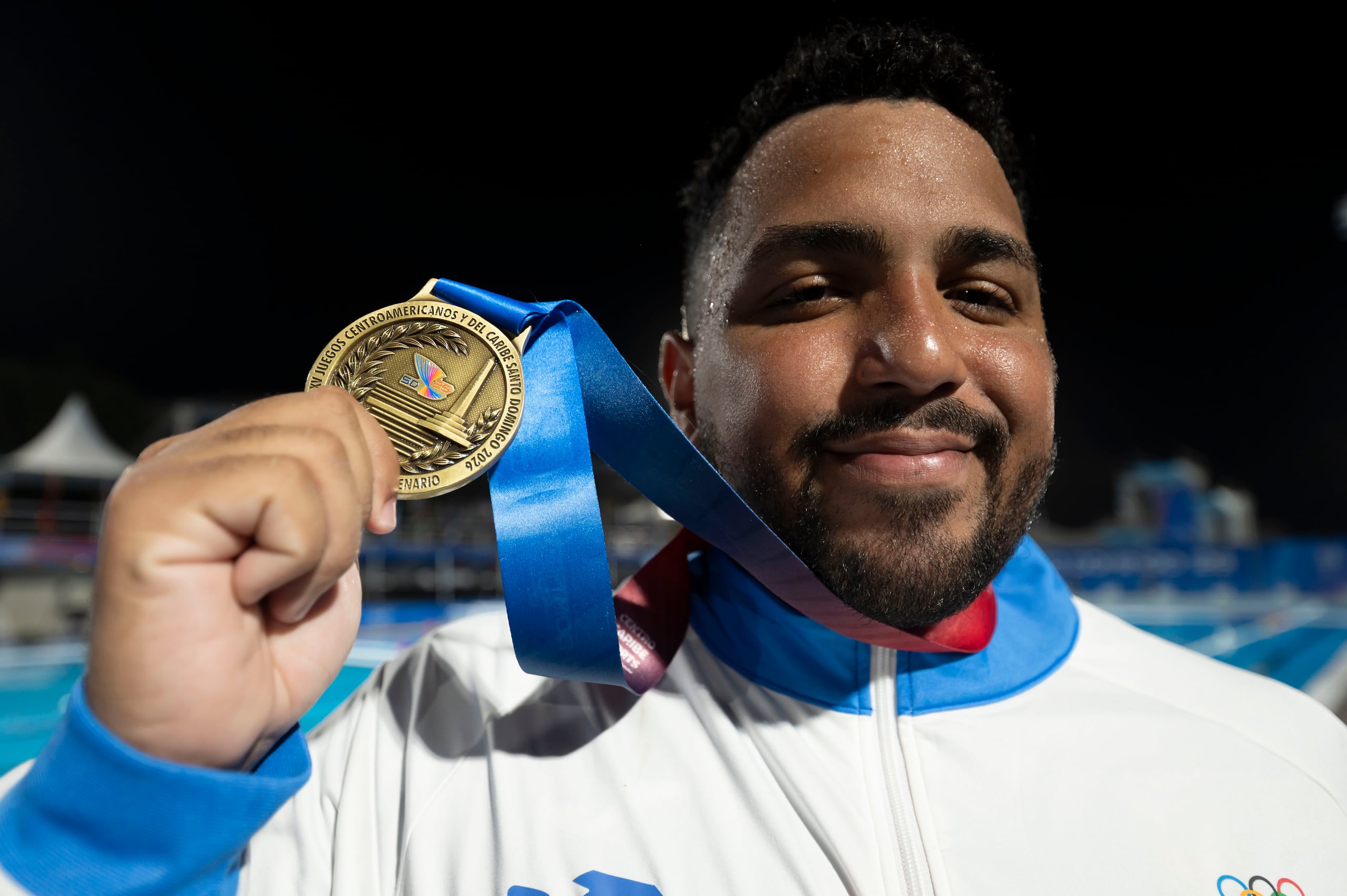 Ángel Rosado muestra al lente de Primera Hora su medalla de oro de los Juegos Centroamericanos y del Caribe 2026.