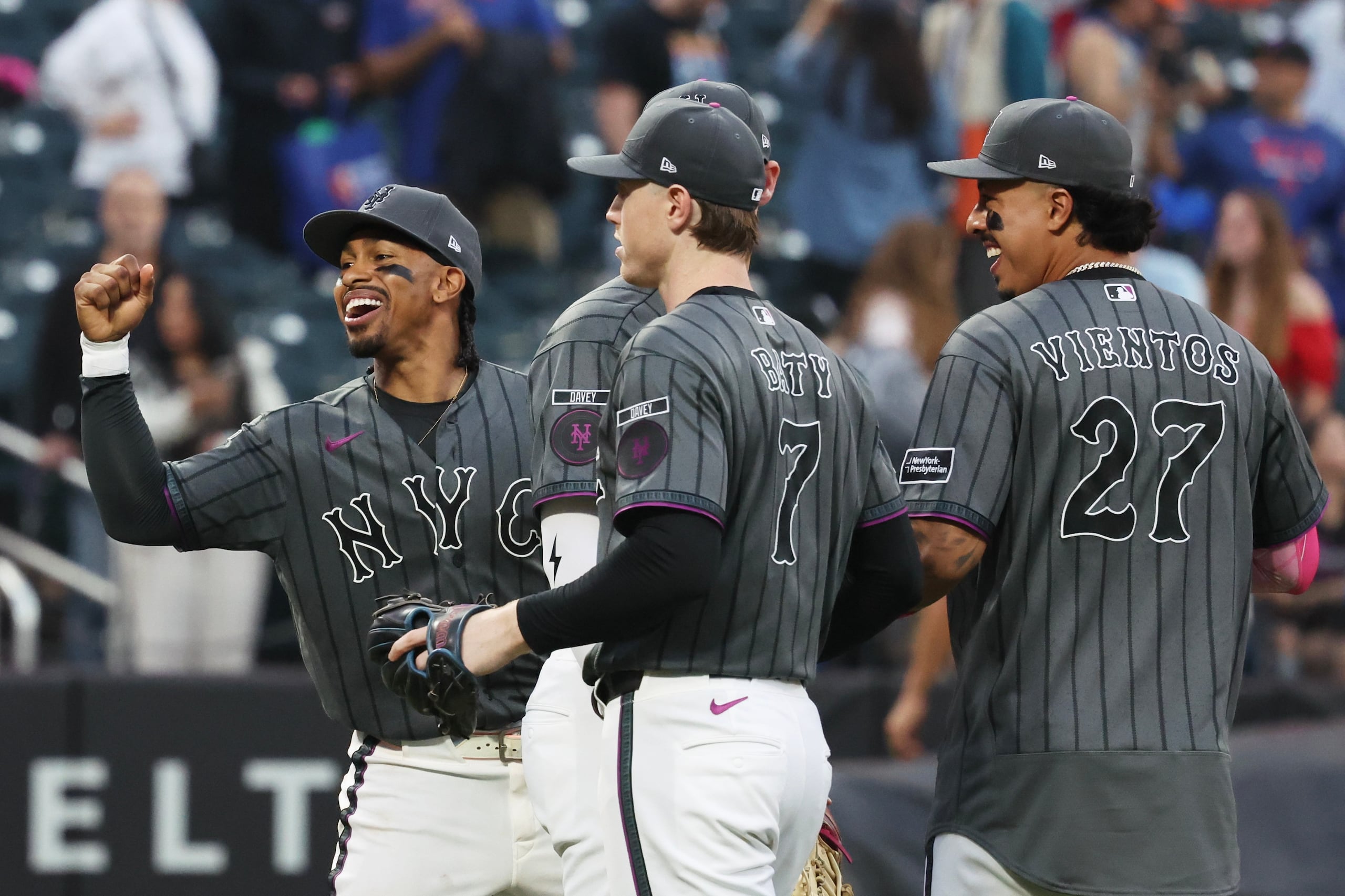 Francisco Lindor, a la izquierda, celebra la victoria de los Mets de Nueva York junto a sus compañeros.