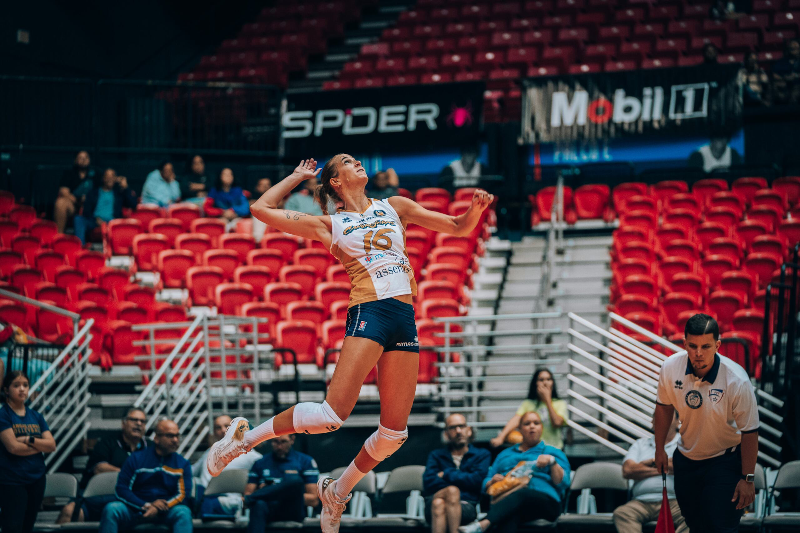 Helena Havelkova se levanta para un saque por las Cangrejeras.