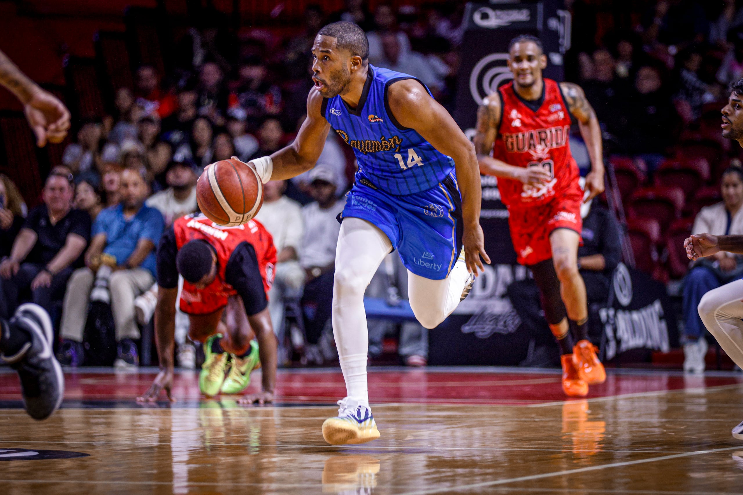 Gary Browne, armador de los Vaqueros de Bayamón, durante un juego contra los Piratas de Quebradillas.