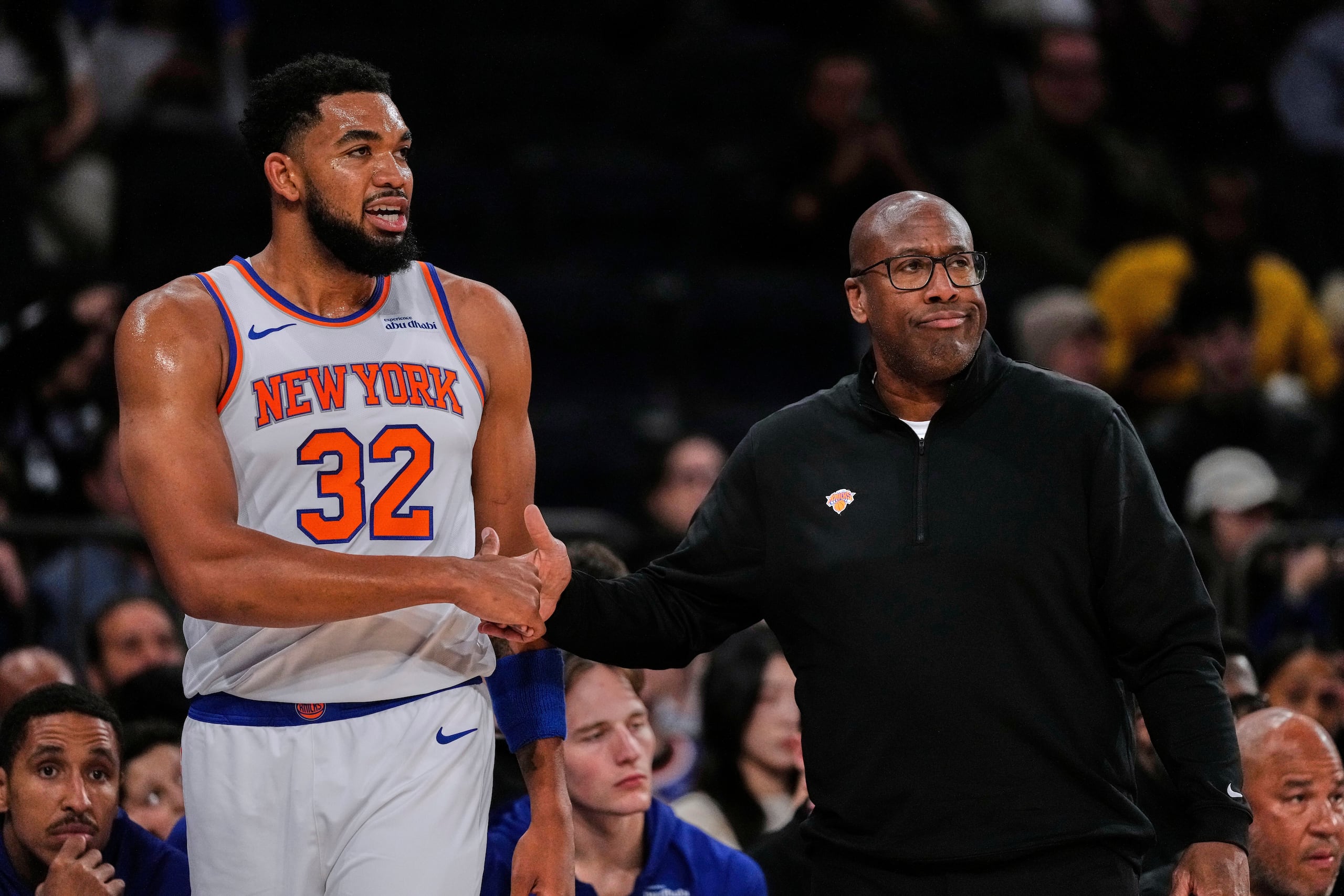 Karl-Anthony Towns (32) de los Knicks de Nueva York y el entrenador Mike Brown durante un juego de pretemporada, el 9 de octubre de 2025, en Nueva York. (AP Foto/Frank Franklin II)