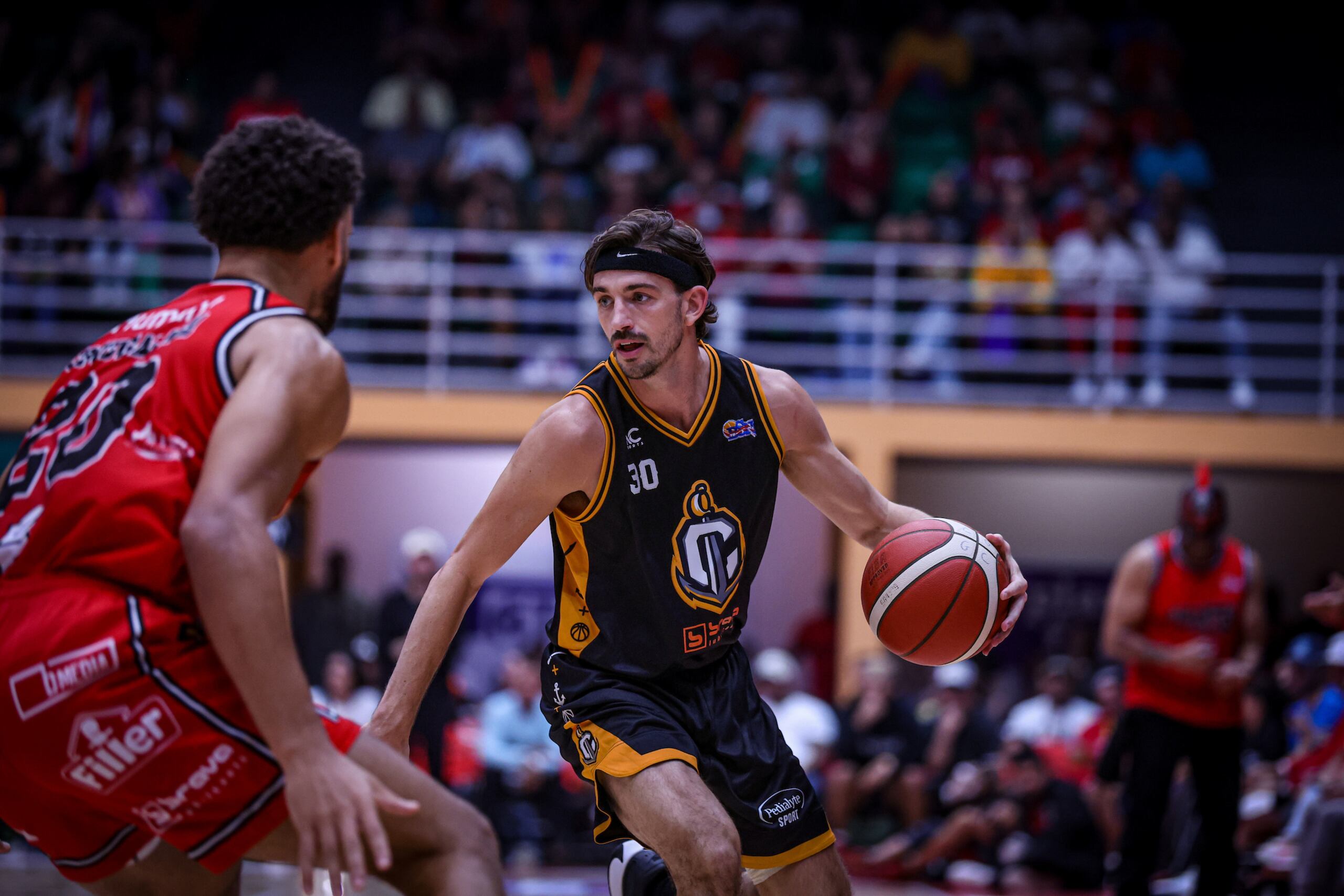 David Stockton, en uniforme de los Capitanes de Arecibo, maneja el balón durante un partido contra los Gigantes de Carolina.
