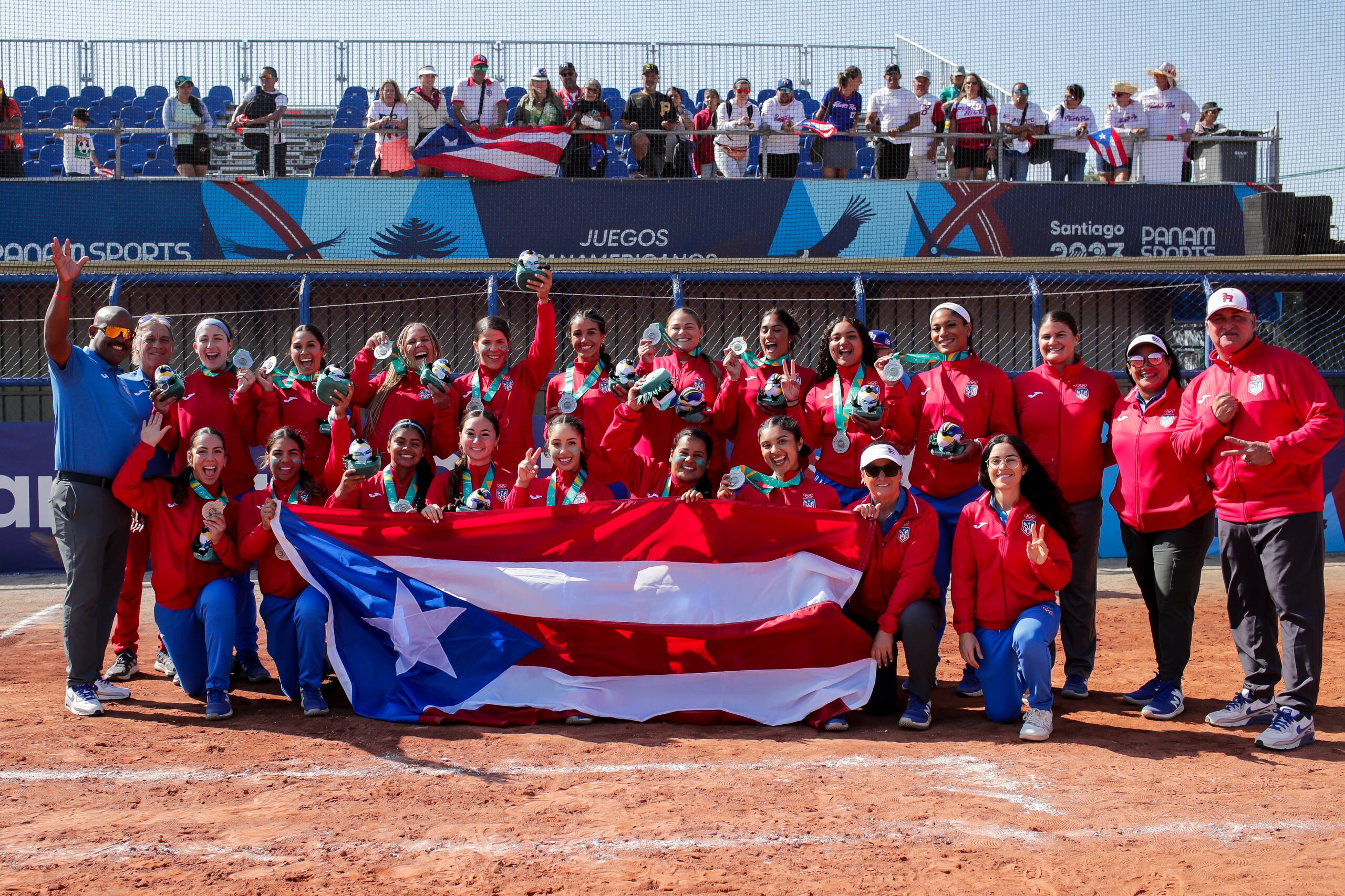 Puerto Rico posa con la presea de plata en el sóftbol femenino Panamericano.