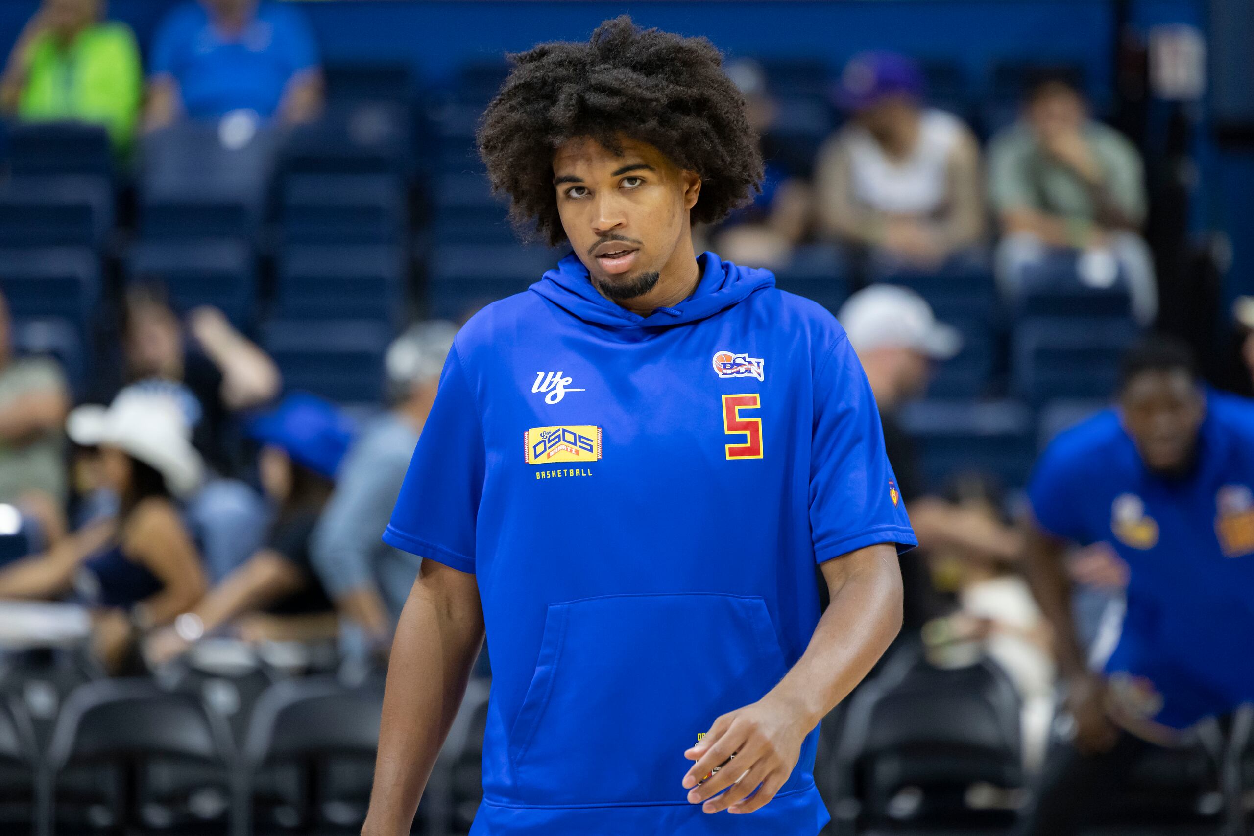 Ethan Thompson juega con los Osos de Manatí en el Baloncesto Superior Nacional.