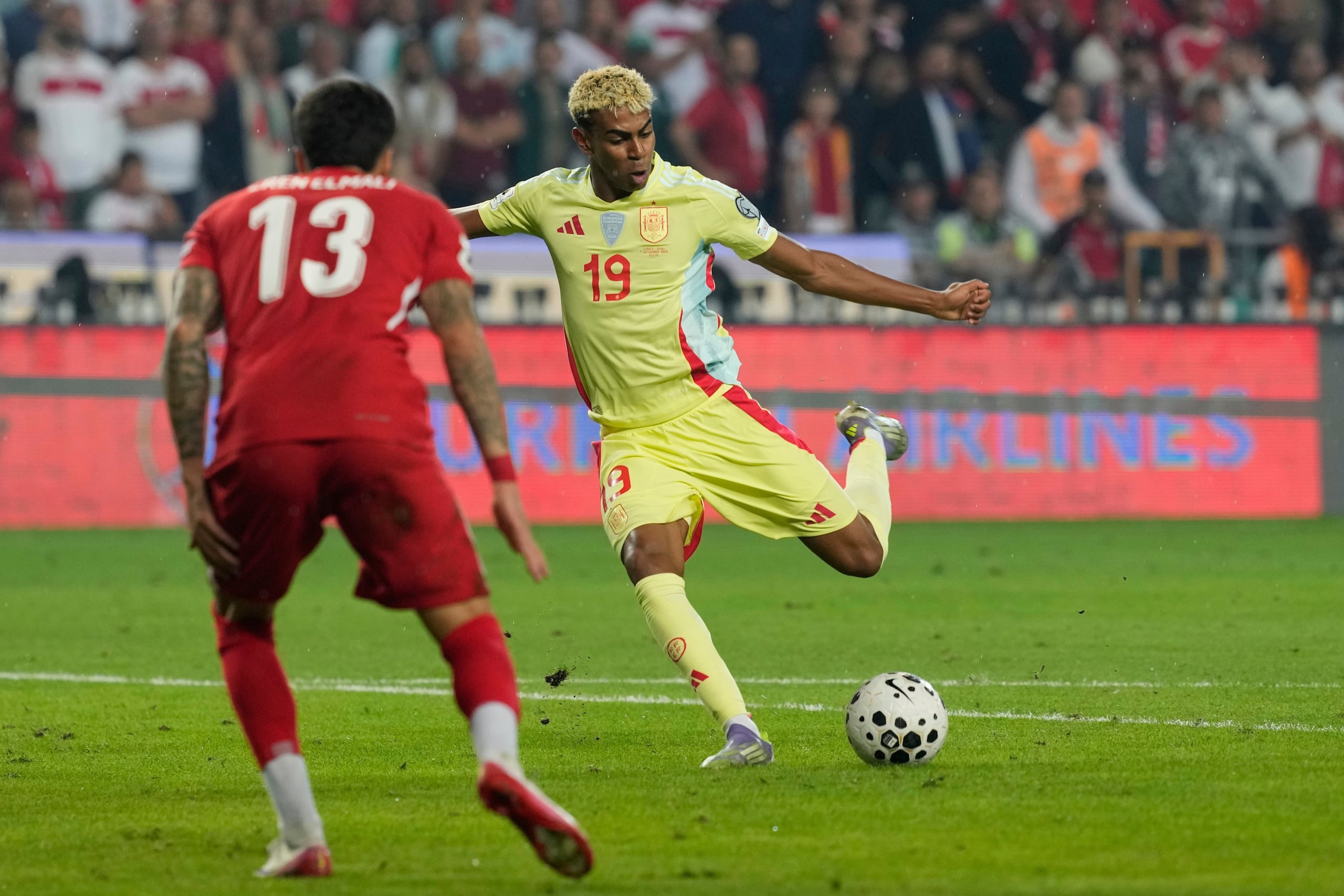 ARCHIVO - Lamine Yamal, de España, intenta un disparo a gol durante un partido clasificatorio para la Copa del Mundo en el Grupo E entre Turquía y España, el 7 de septiembre de 2025, en Konya, Turquía. (AP Foto/Khalil Hamra, Archivo)