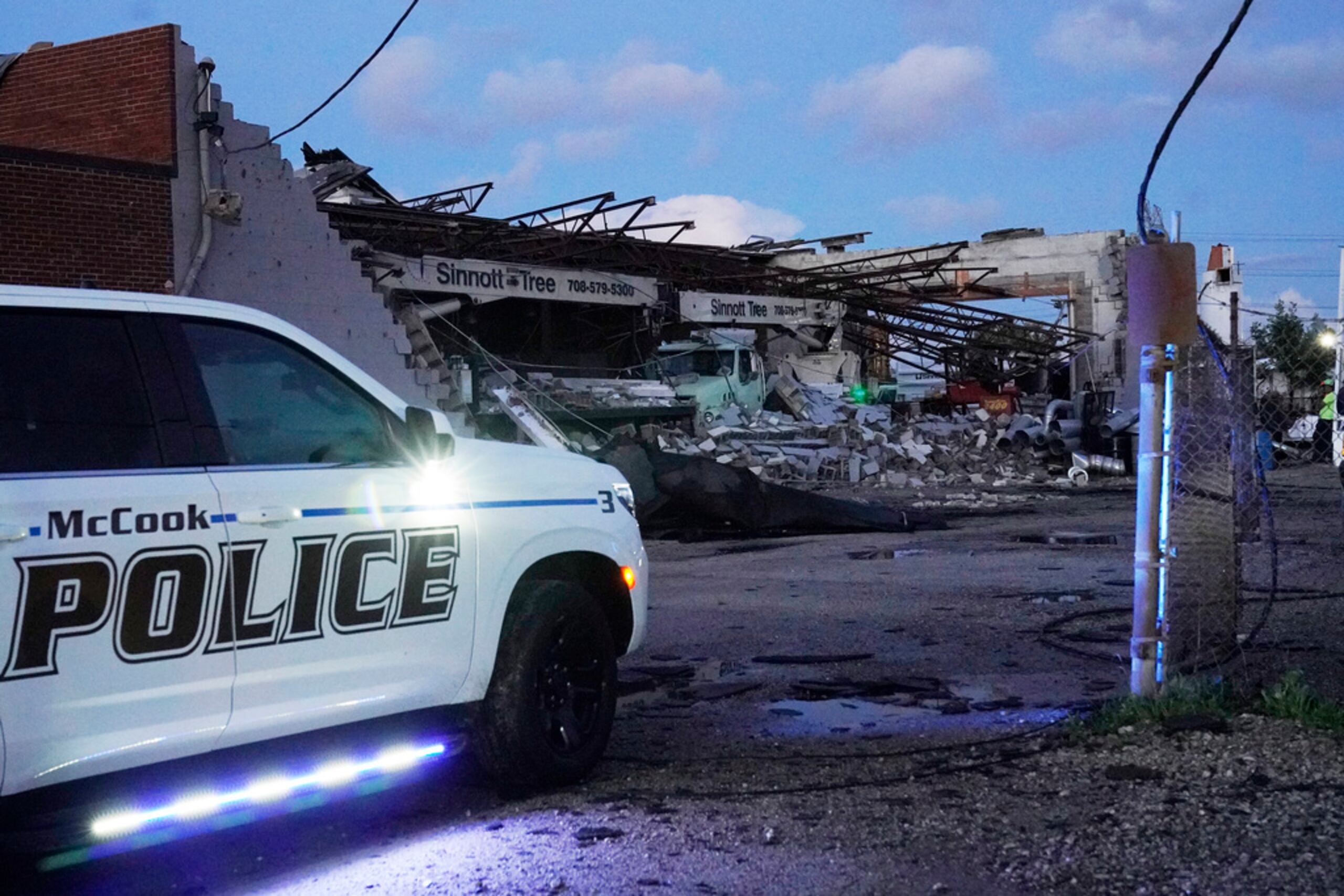 Daños en el edificio Sinnott Tree Service en McCook, Illinois, el miércoles.