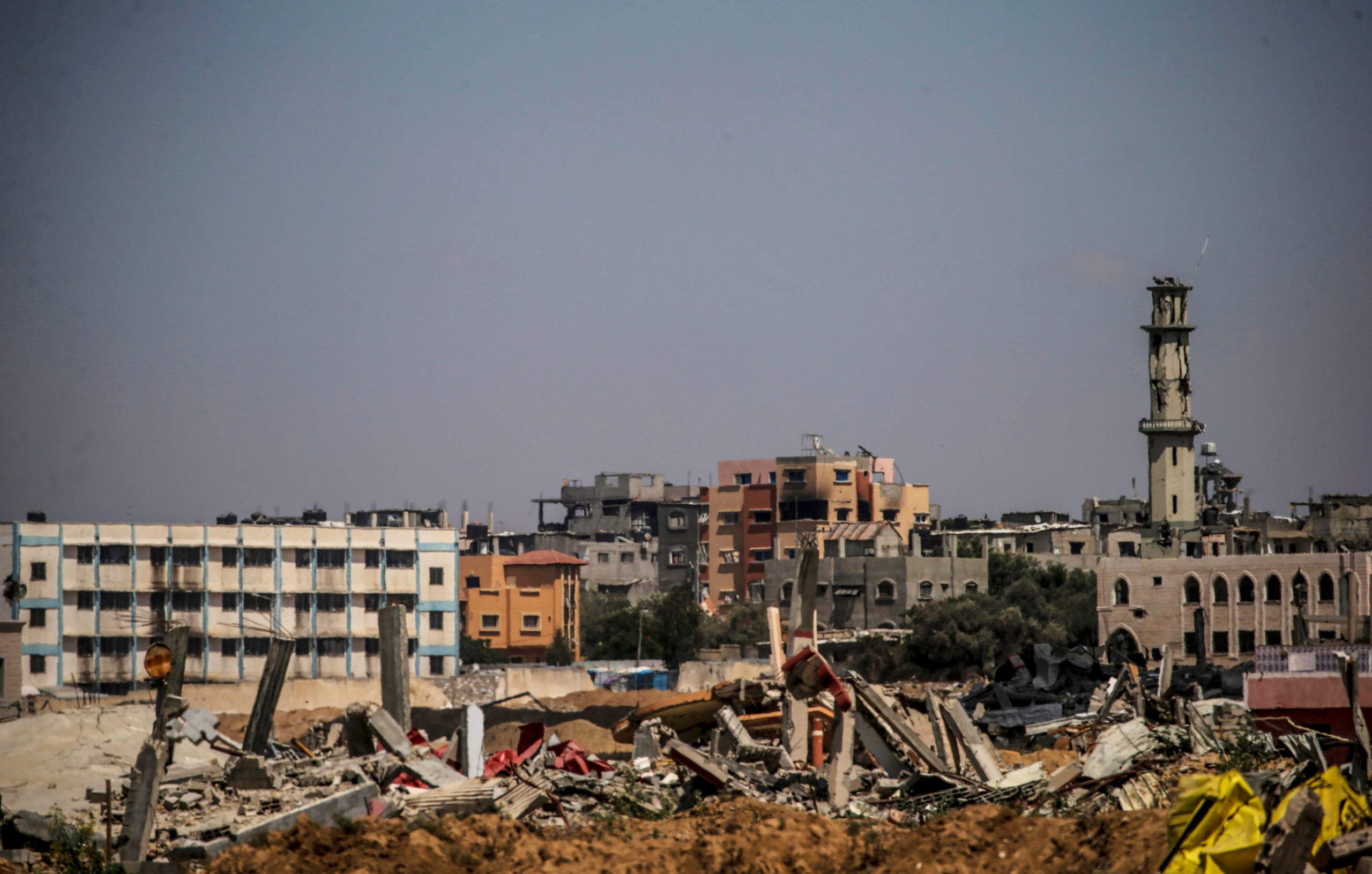 Las fuerzas armadas israelíes confirmaron haber atacado la escuela Hasán Salame, en el oeste de la capital gazatí, así como la escuela Naser, también ubicada en Ciudad de Gaza, por tratarse de dos “centros de mando” utilizados por los milicianos palestinos.