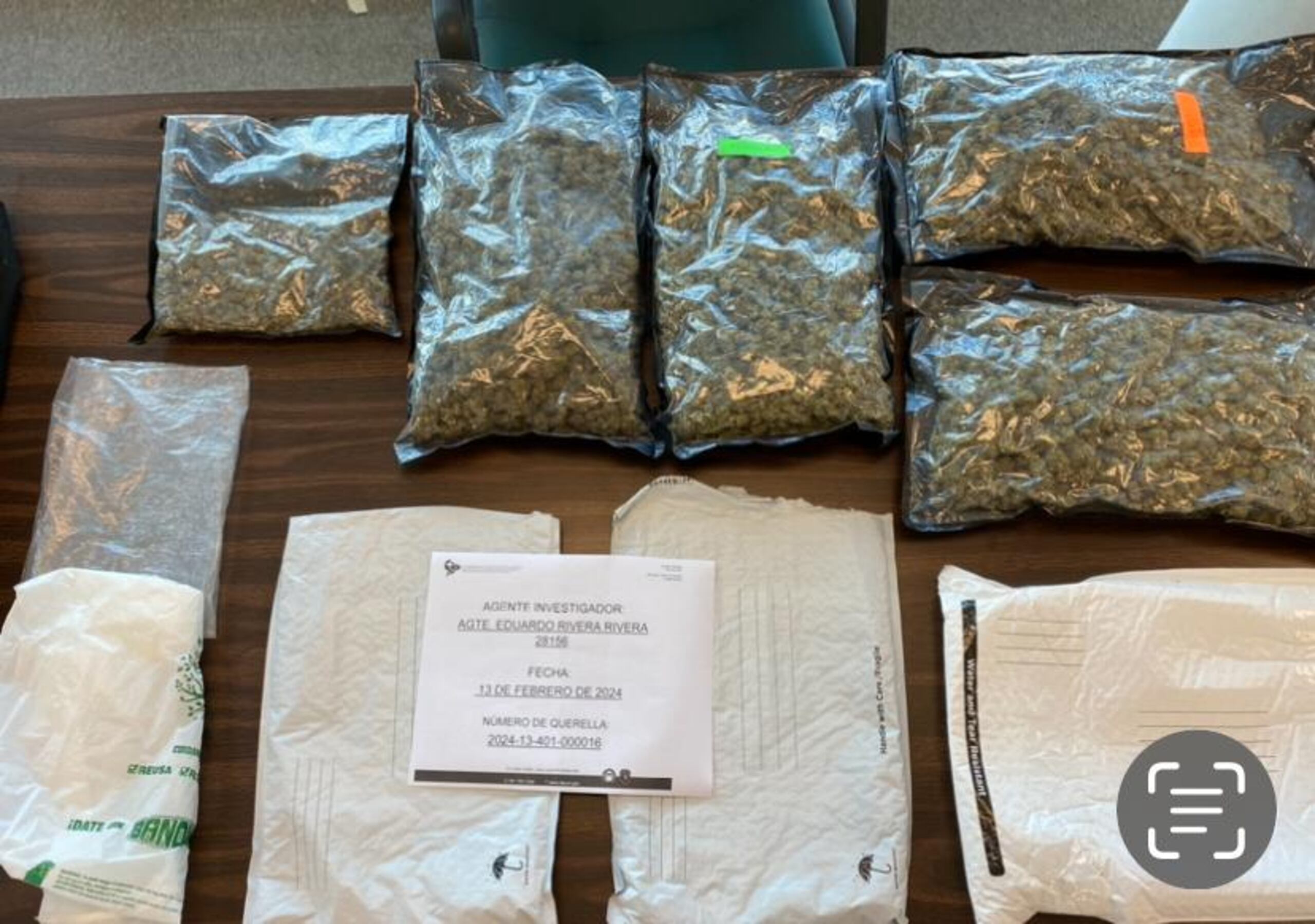 Los agentes de la División de Drogas y Narcóticos de Aibonito ocuparon cuatro libras de marihuana en un allanamiento en la urbanización Villa Madrid, en Coamo.