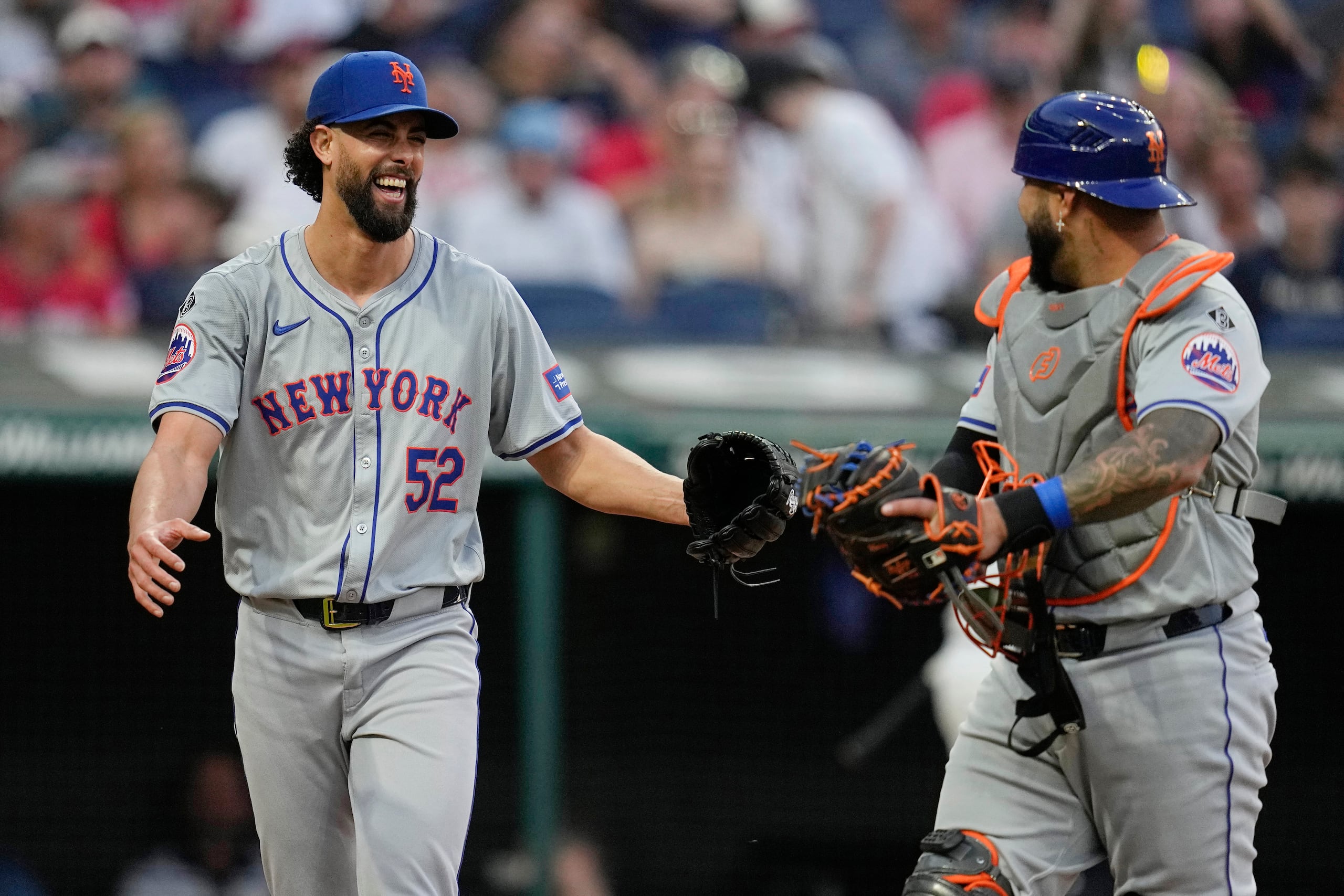 El lanzador boricua Jorge López (izquierda).