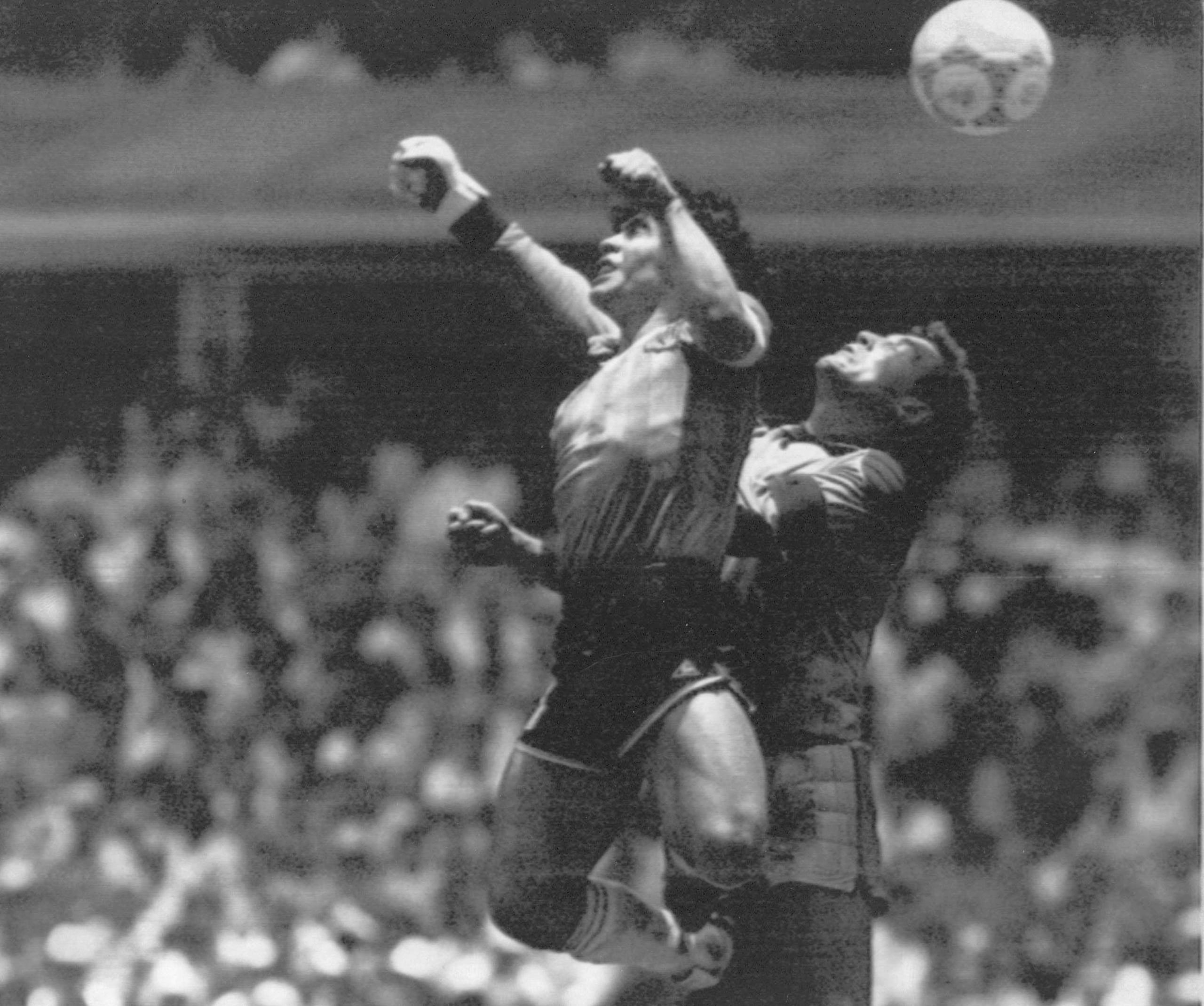 El argentino Diego Maradona, izquierda, supera en el salto al portero inglés Peter Shilton y anota el primero de sus dos goles en un partido de cuartos de final del Mundial de 1986.