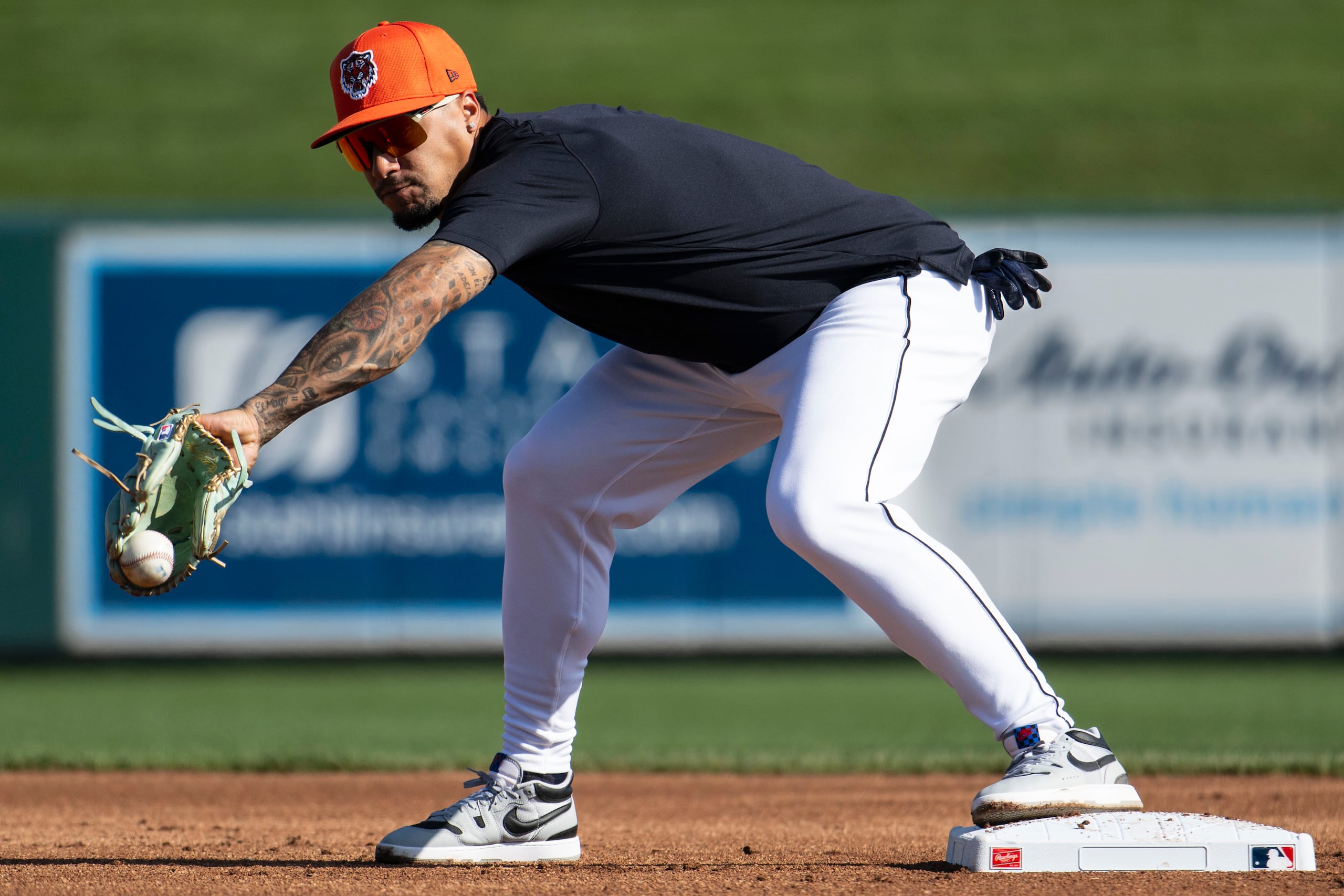 Javier Báez no pudo terminar la pasada temporada debido a su operación en la cadera. En la foto, el campocorto puertorriqueño se alista para atrapar una pelota en los campos primaverales de los Tigers de Detroit en 2024.
