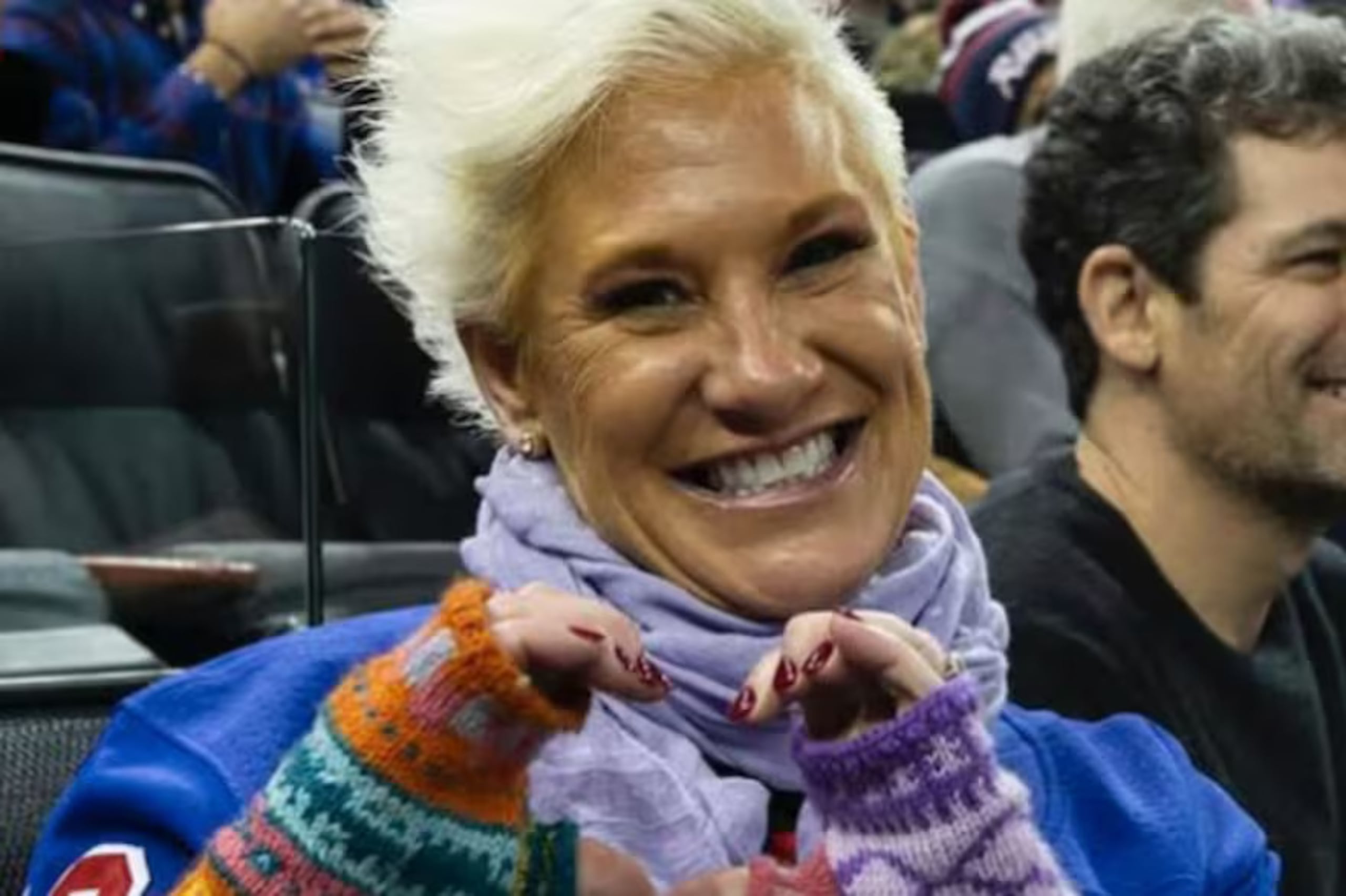 Los servicios de emergencia acudieron al apartamento para atender a Burrell y la declararon muerta.