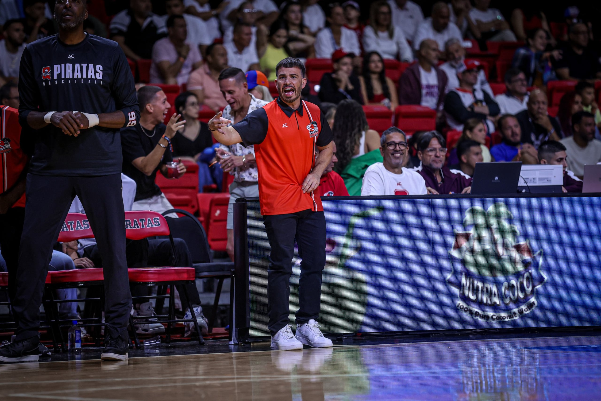 Eric Rodríguez asiste a John Salley en la dirección de los Piratas de Quebradillas.