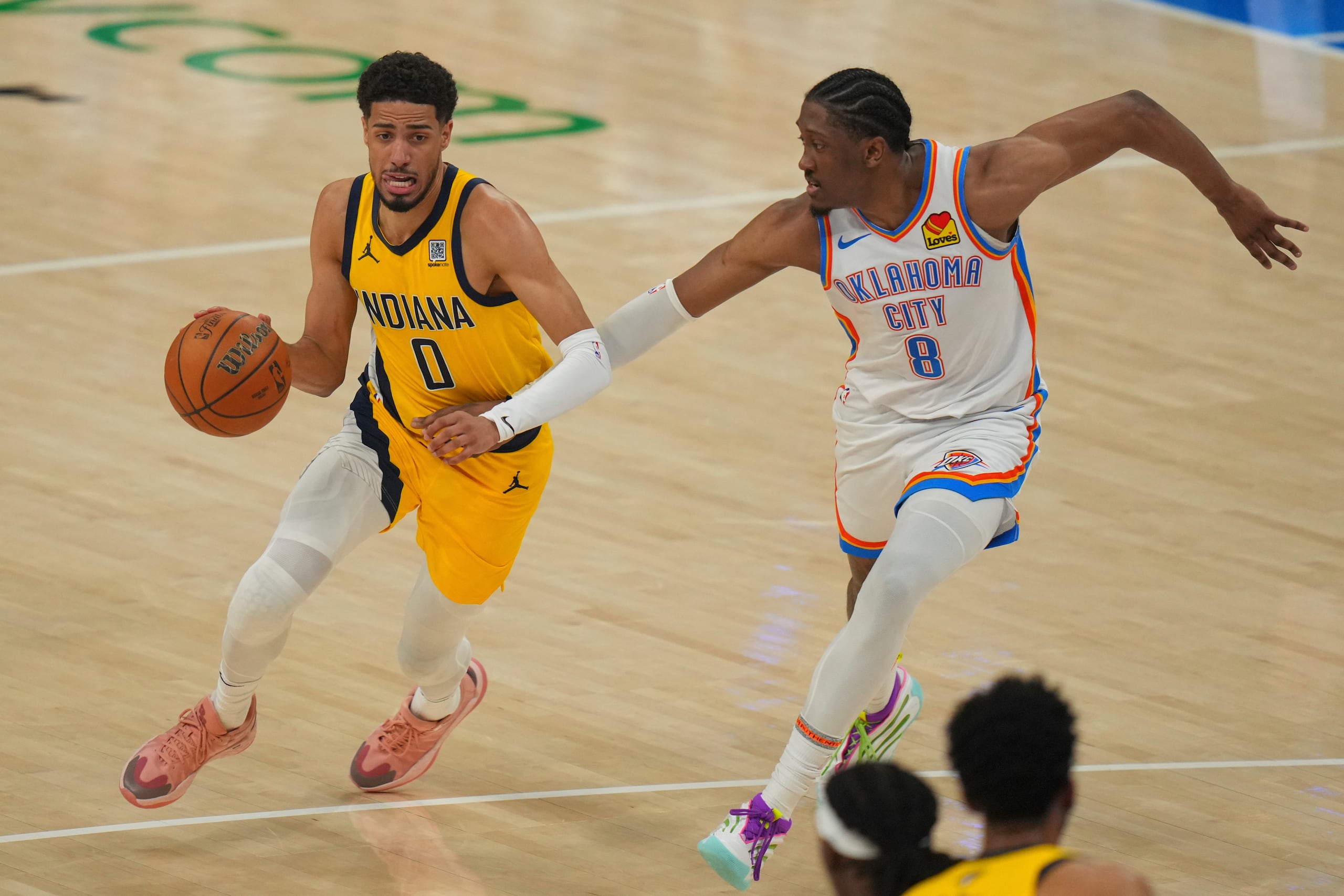 Tyrese Haliburton (0), de los Pacers de Indiana, lleva el balón hacia la canasta mientras Jalen Williams (8), del Thunder de Oklahoma City, defiende durante la primera mitad del quinto juego de las Finales de la NBA, el lunes 16 de junio de 2025, en Oklahoma City.