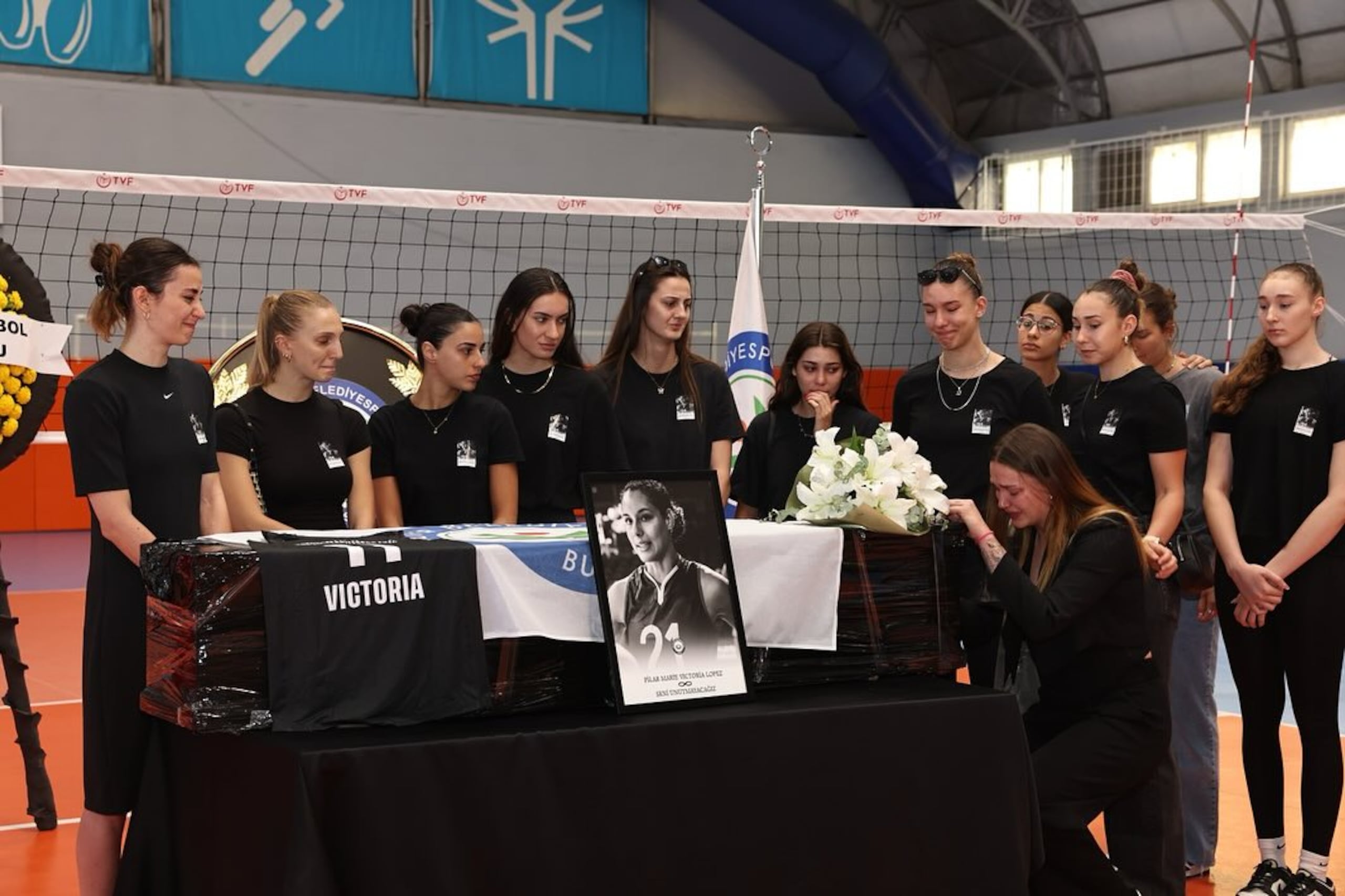 Integrantes del club Nilüfer Beledieyespor durante la ceremonia de recordación en Turquía.