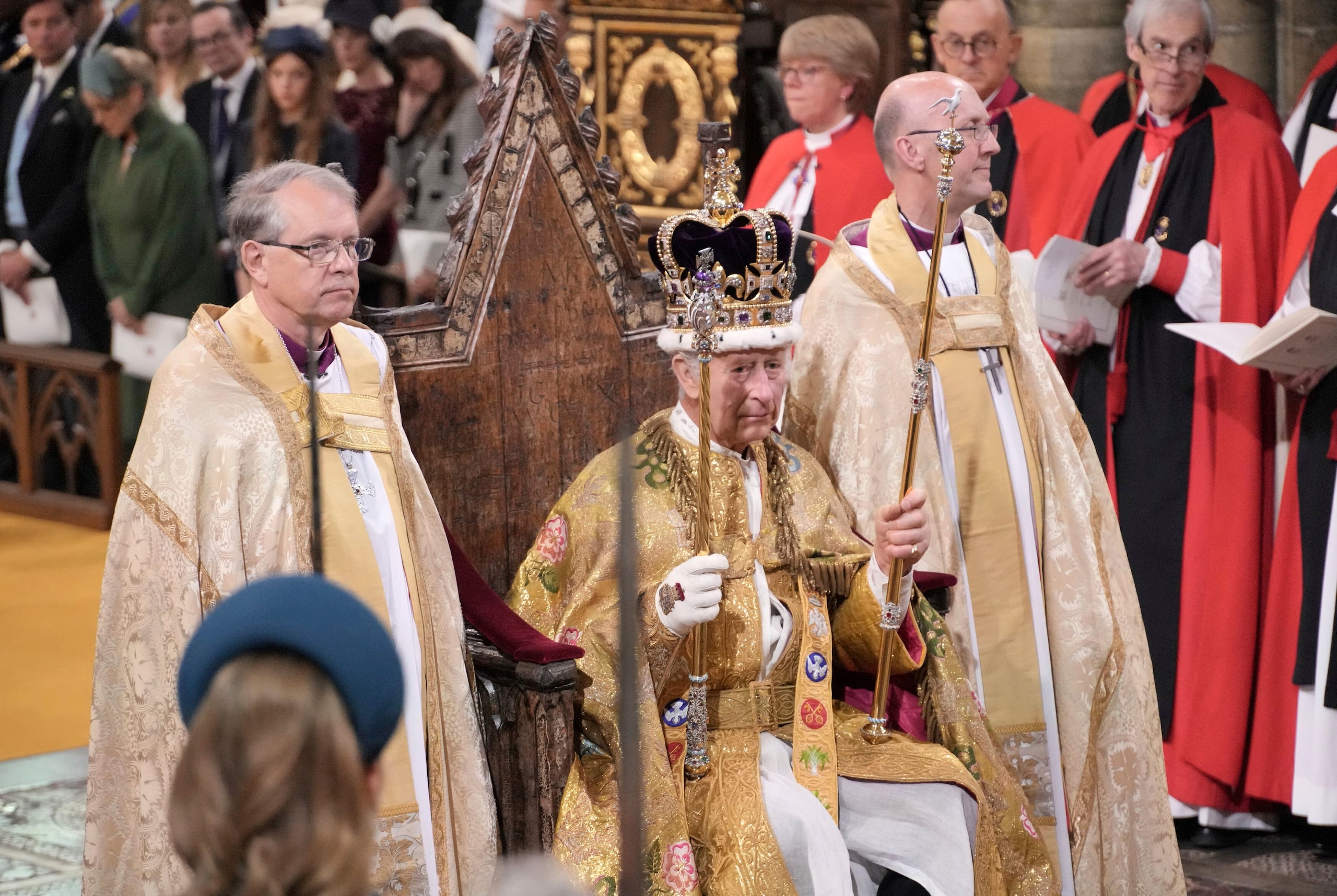 El rey Carlos III tras ser coronado con la Corona de San Eduardo por el arzobispo de Canterbury, Justin Welby, durante su ceremonia de coronación en la Abadía de Westminster en Londres.