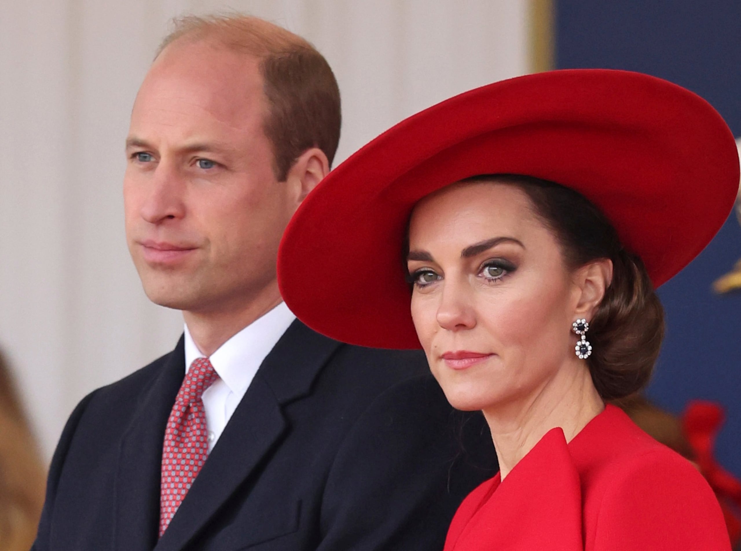 Kate, en la foto junto al heredero, el príncipe William, había estado fuera de la vista, lo que dio lugar a semanas de especulaciones y chismes.